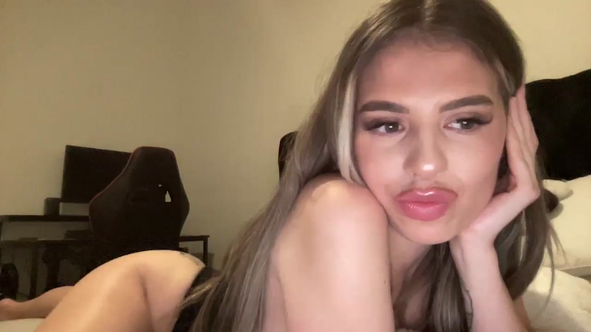 Gallery image thumbnail from aryaaxo's myfreecams stream on, 12/16/2024, 10:06 image 5 of 20