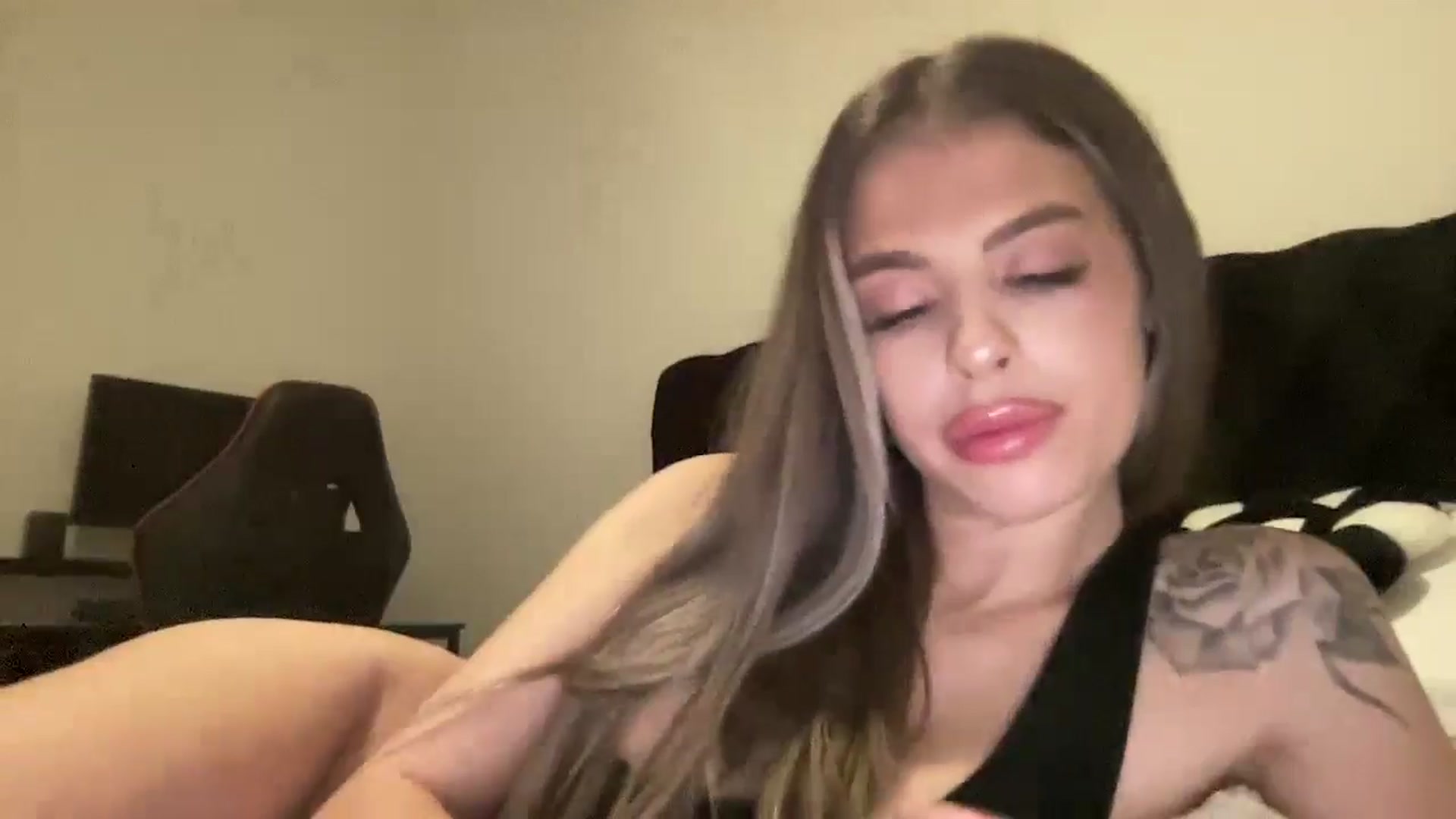 Gallery image thumbnail from aryaaxo's myfreecams stream on, 12/16/2024, 11:13 image 13 of 20