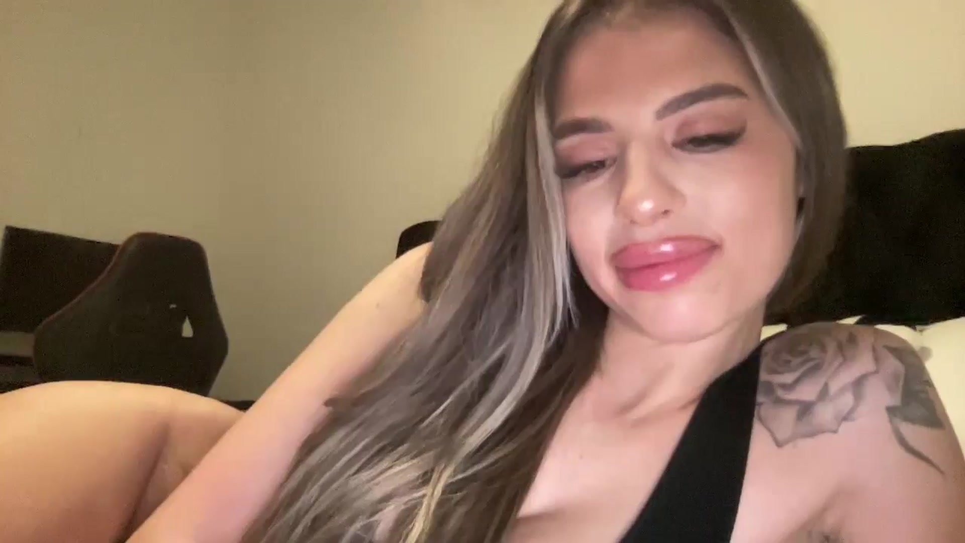 Gallery image thumbnail from aryaaxo's myfreecams stream on, 12/16/2024, 11:13 image 7 of 20