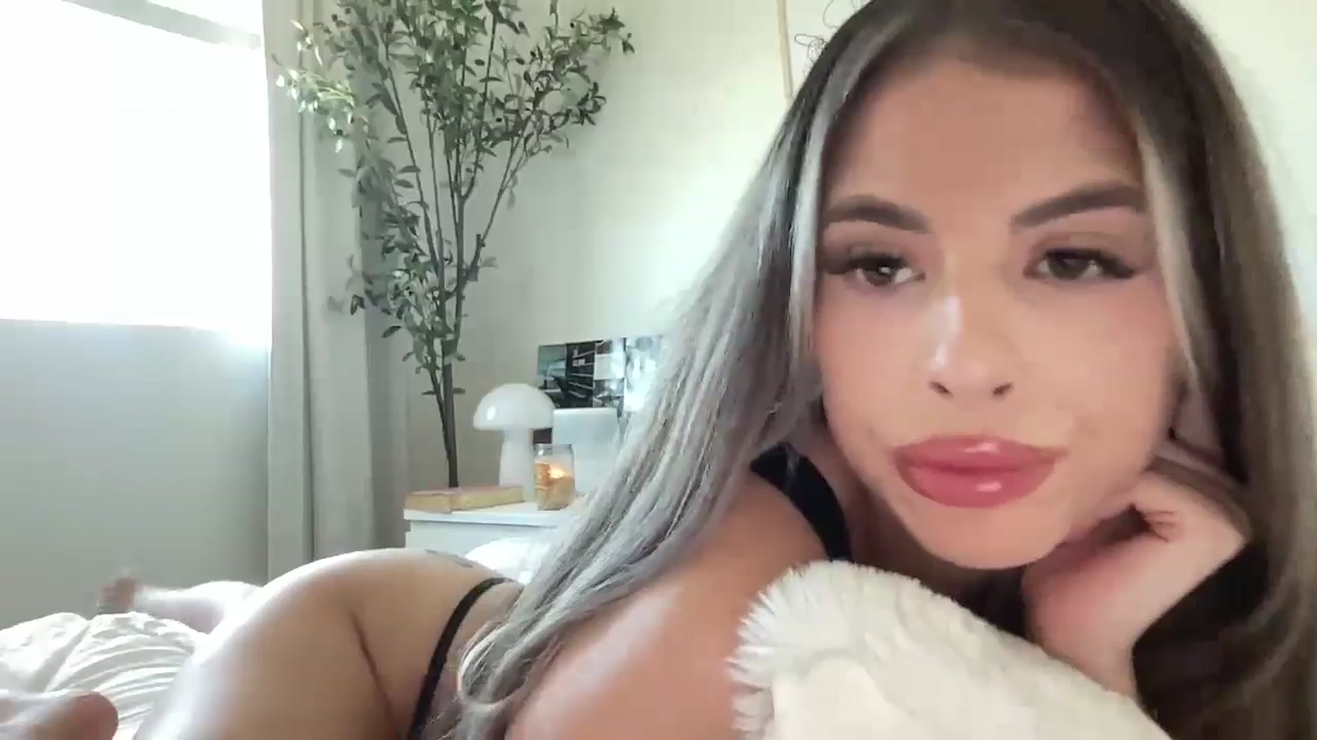 Gallery image thumbnail from aryaaxo's myfreecams stream on, 12/17/2024, 19:46 image 6 of 20