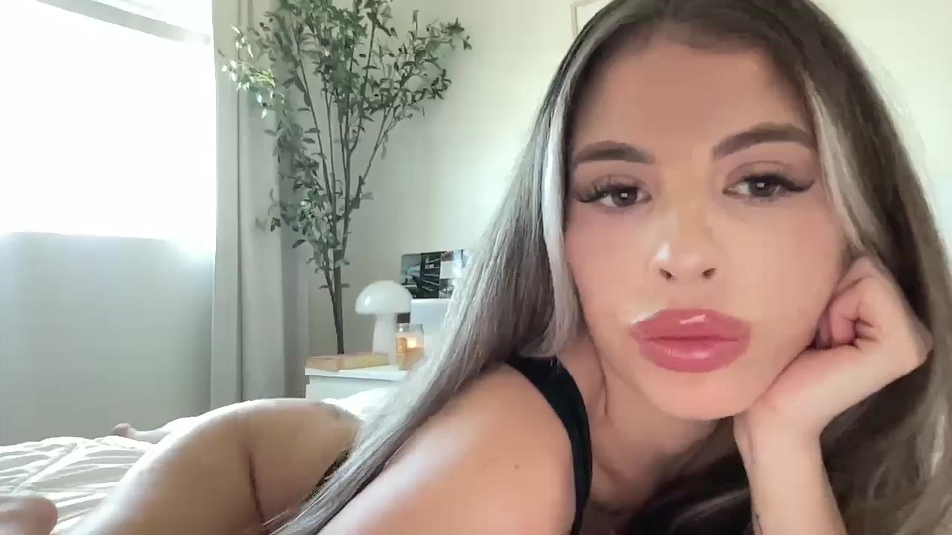 Gallery image thumbnail from aryaaxo's myfreecams stream on, 12/17/2024, 19:46 image 16 of 20