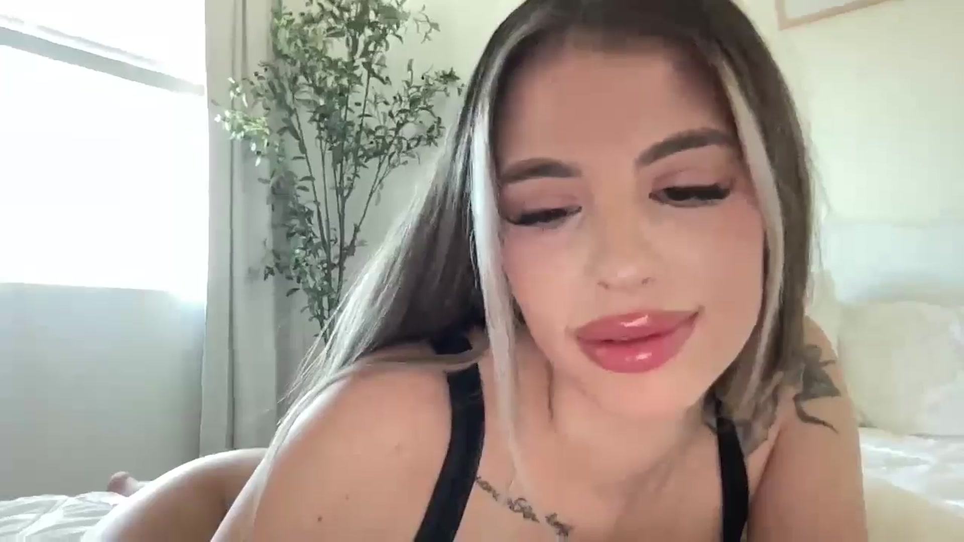 Gallery image thumbnail from aryaaxo's myfreecams stream on, 12/17/2024, 19:46 image 8 of 20