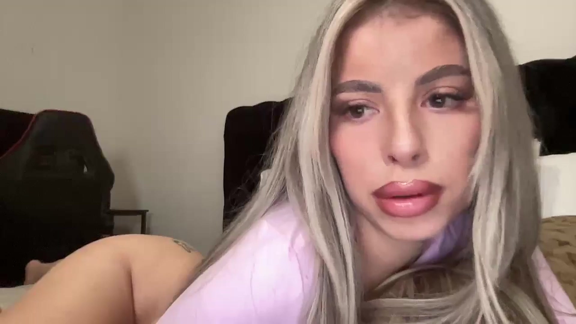 Gallery image thumbnail from aryaaxo's myfreecams stream on, 12/26/2024, 08:29 image 17 of 20