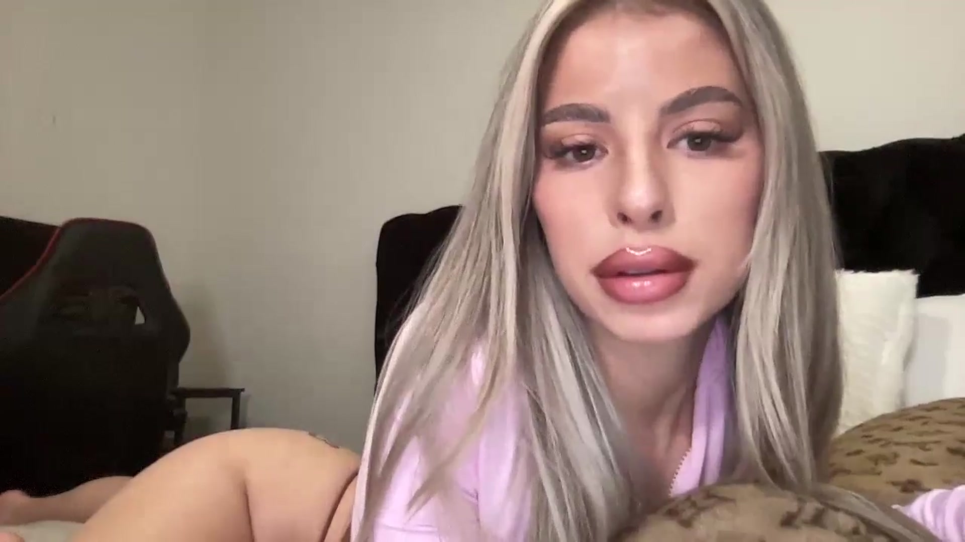 Gallery image thumbnail from aryaaxo's myfreecams stream on, 12/26/2024, 08:29 image 7 of 20