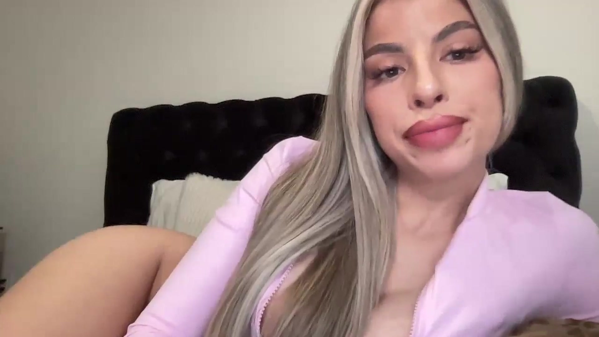 Gallery image thumbnail from aryaaxo's myfreecams stream on, 12/26/2024, 09:03 image 8 of 20