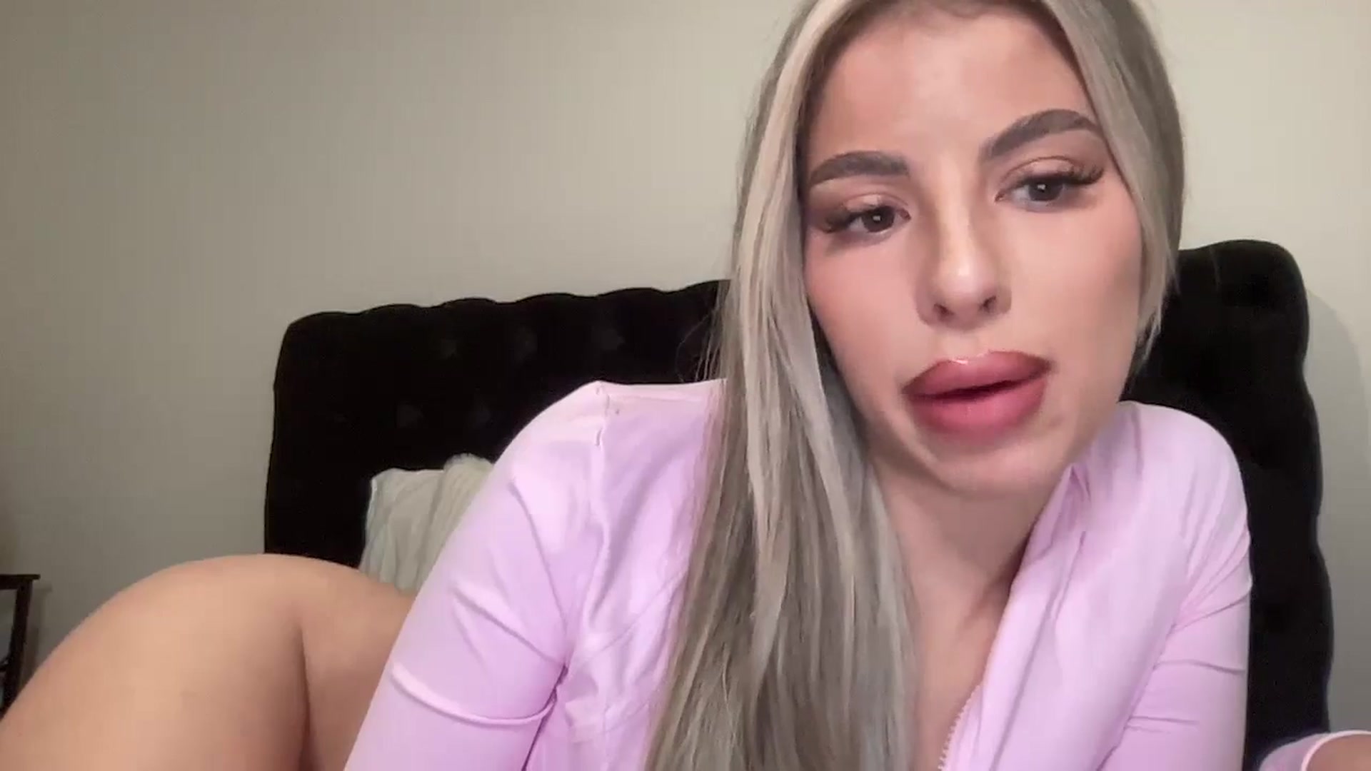 Gallery image thumbnail from aryaaxo's myfreecams stream on, 12/26/2024, 09:03 image 2 of 20