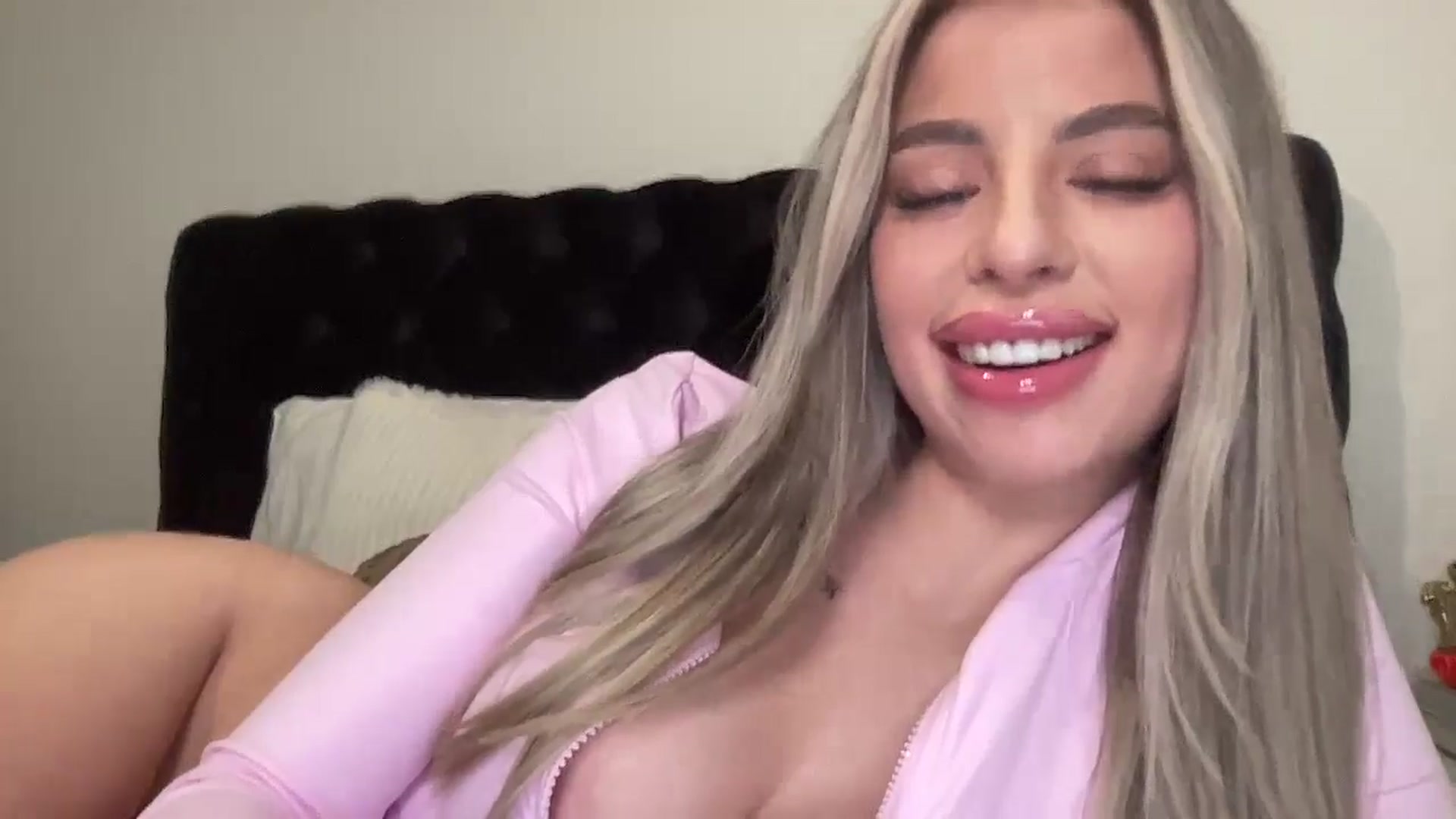 Gallery image thumbnail from aryaaxo's myfreecams stream on, 12/26/2024, 10:26 image 12 of 20