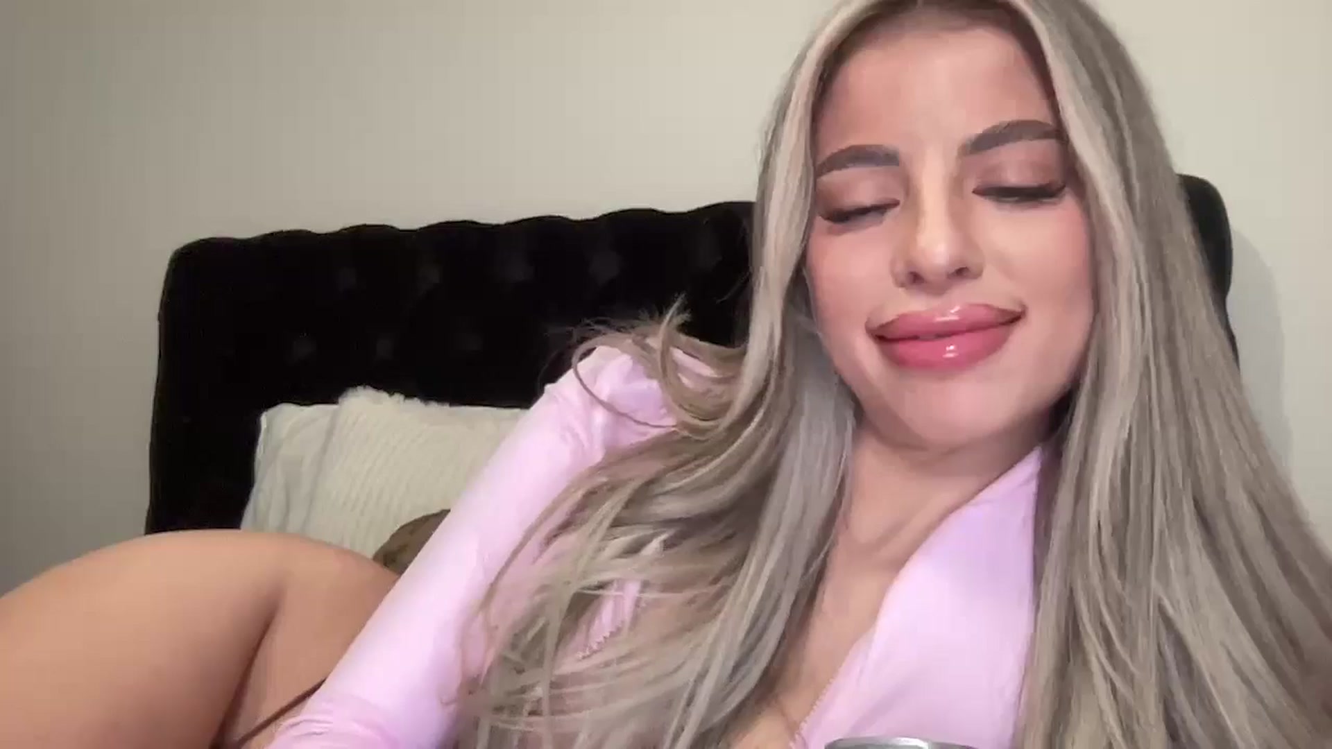 Gallery image thumbnail from aryaaxo's myfreecams stream on, 12/26/2024, 10:26 image 2 of 20