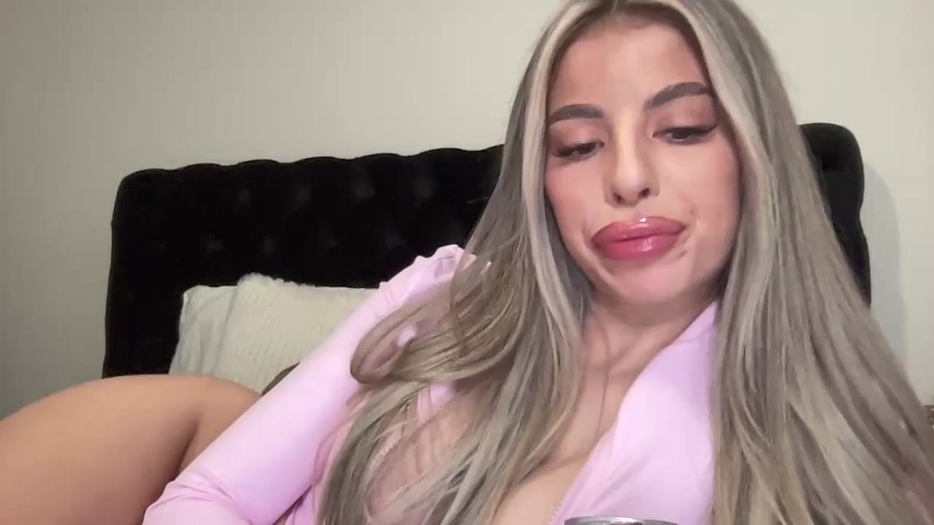 Gallery image thumbnail from aryaaxo's myfreecams stream on, 12/26/2024, 10:26 image 1 of 20
