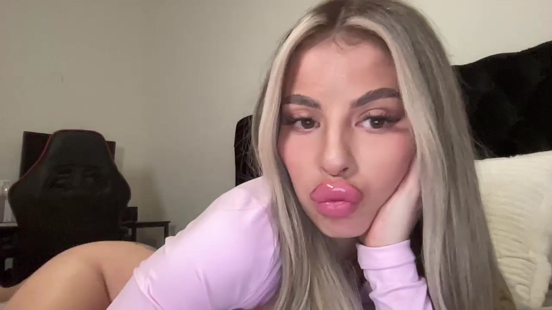Gallery image thumbnail from aryaaxo's myfreecams stream on, 12/26/2024, 10:26 image 17 of 20