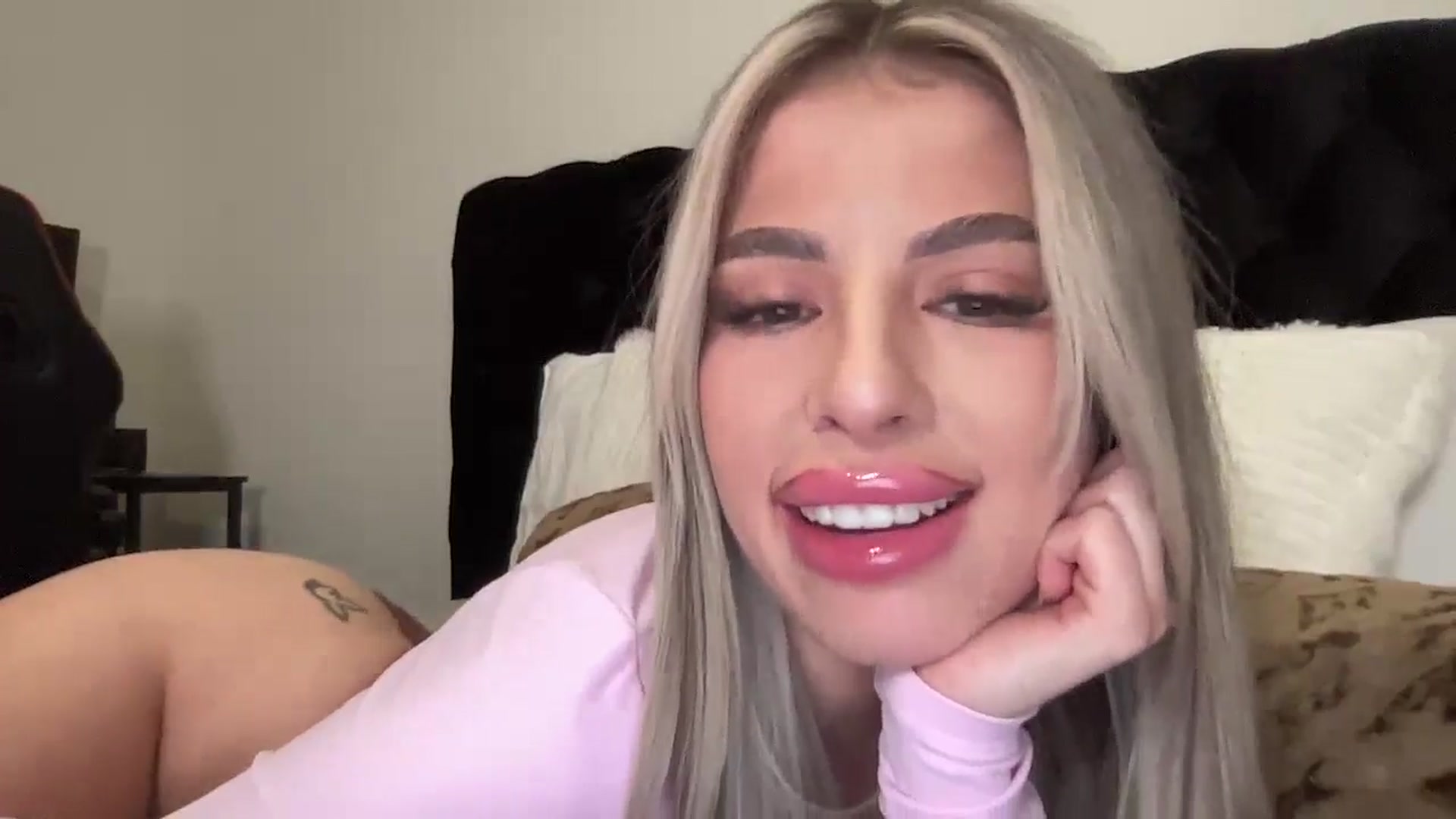 Gallery image thumbnail from aryaaxo's myfreecams stream on, 12/26/2024, 10:59 image 2 of 20