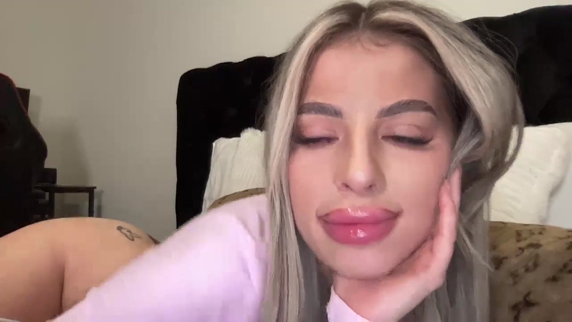 Gallery image thumbnail from aryaaxo's myfreecams stream on, 12/26/2024, 10:59 image 3 of 20
