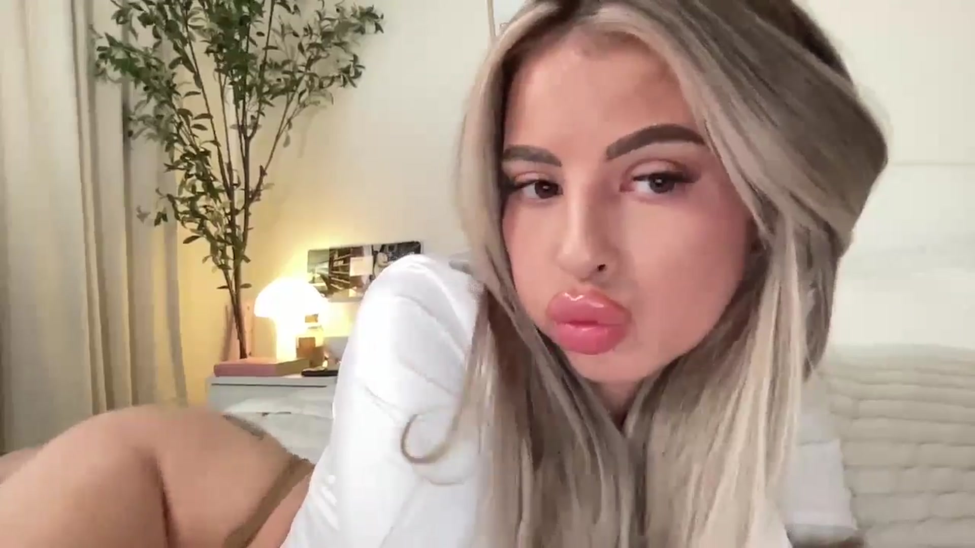 Gallery image thumbnail from aryaaxo's myfreecams stream on, 12/27/2024, 09:09 image 11 of 20