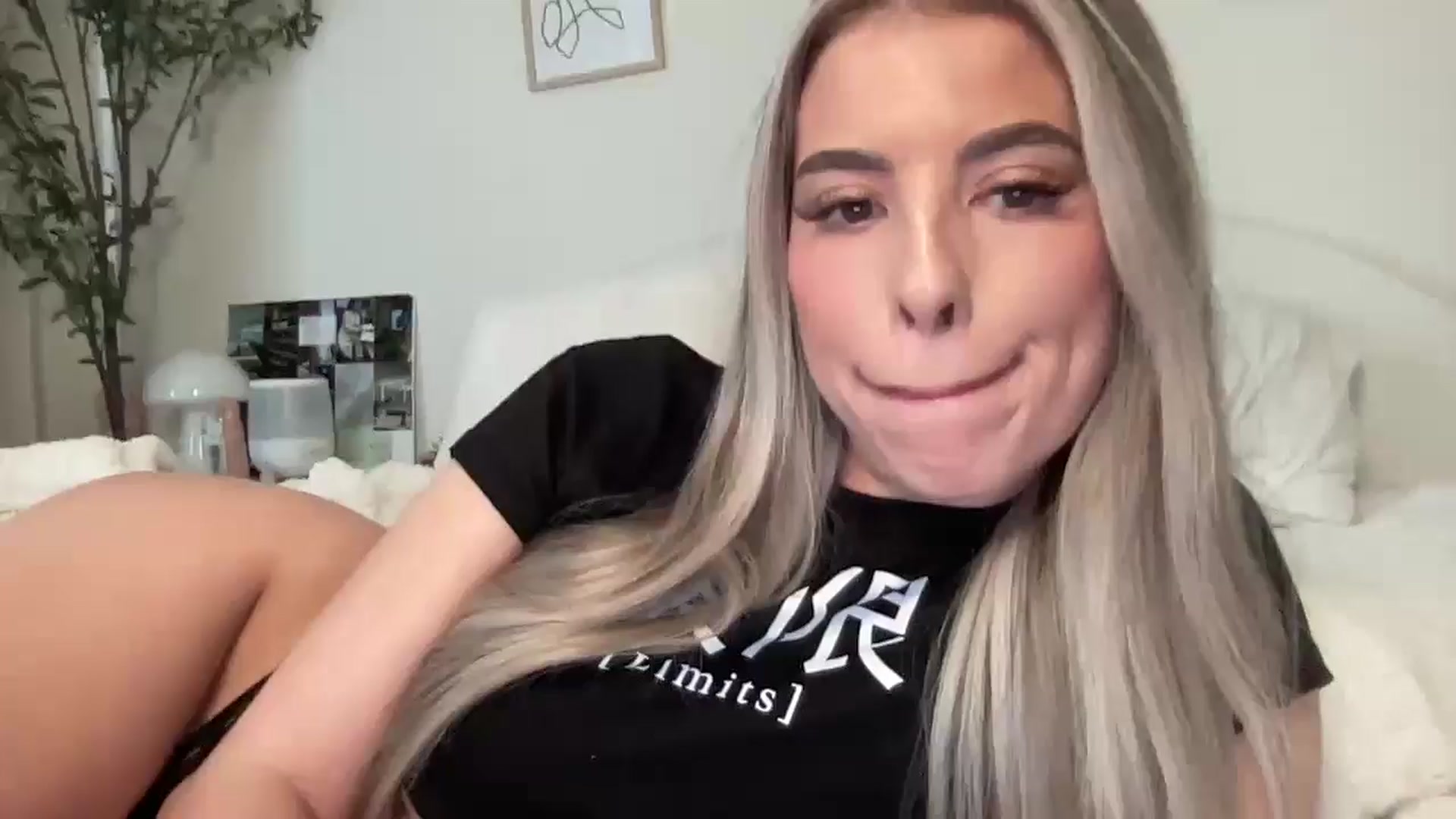 Gallery image thumbnail from aryaaxo's myfreecams stream on, 12/29/2024, 10:01 image 1 of 20