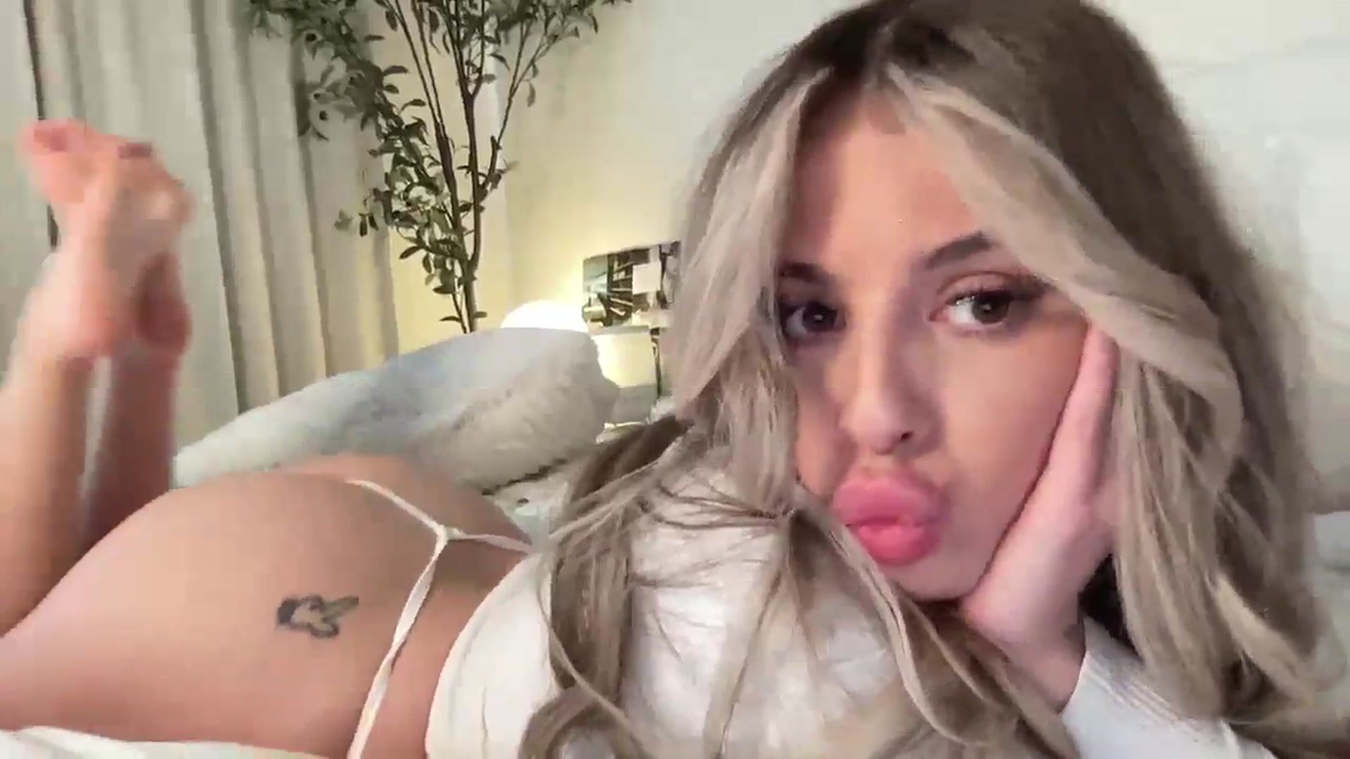 Gallery image thumbnail from aryaaxo's myfreecams stream on, 01/03/2025, 08:29 image 13 of 20