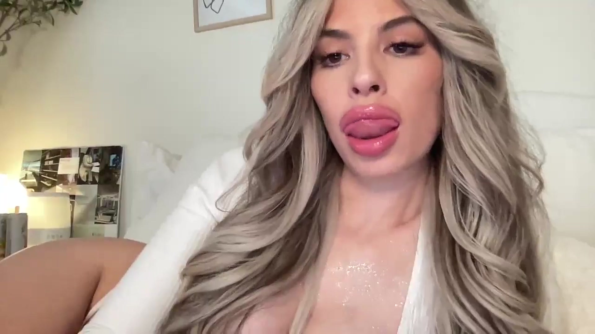 Gallery image thumbnail from aryaaxo's myfreecams stream on, 01/03/2025, 08:29 image 8 of 20