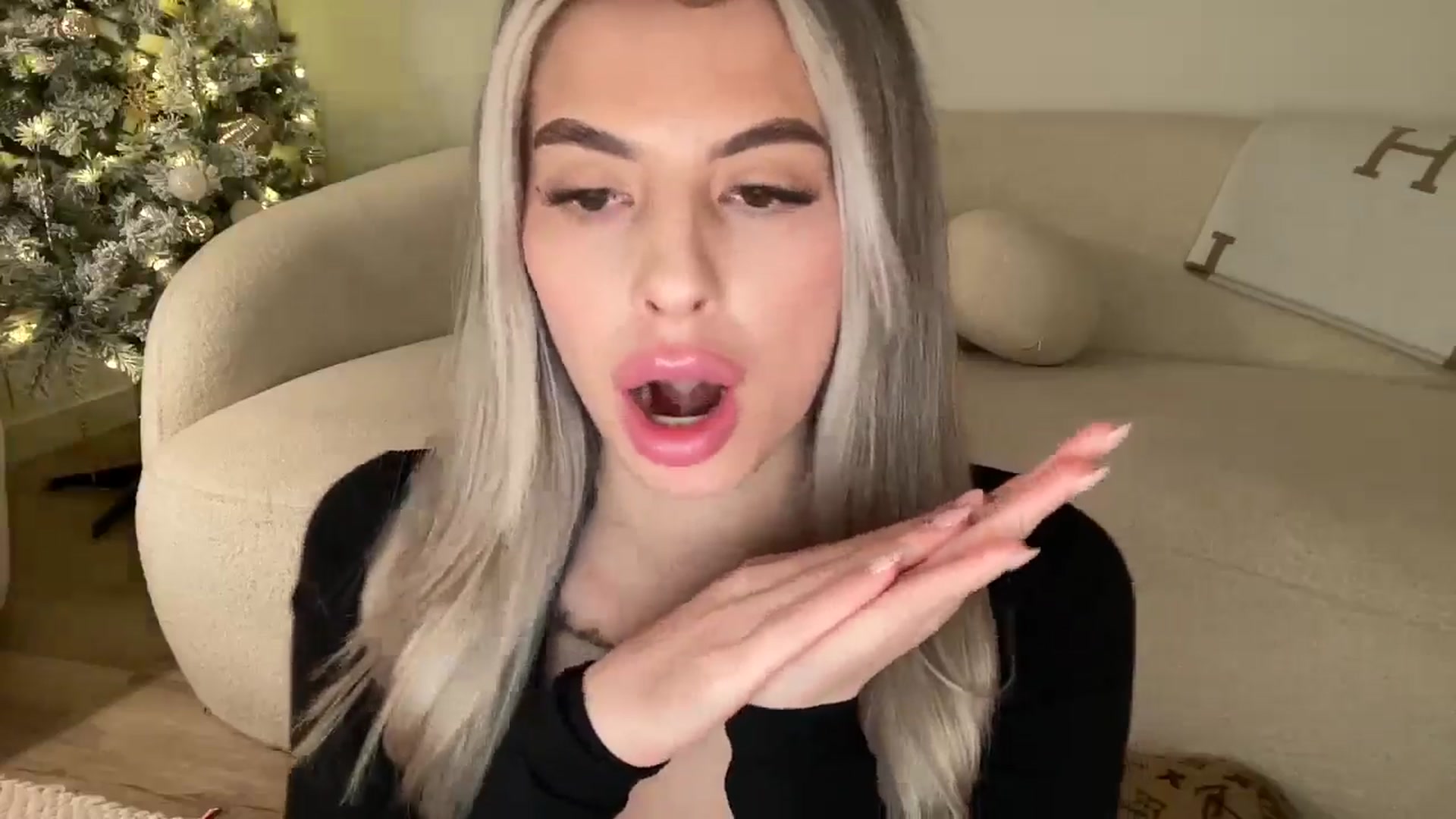 Gallery image thumbnail from aryaaxo's myfreecams stream on, 01/06/2025, 09:06 image 18 of 20