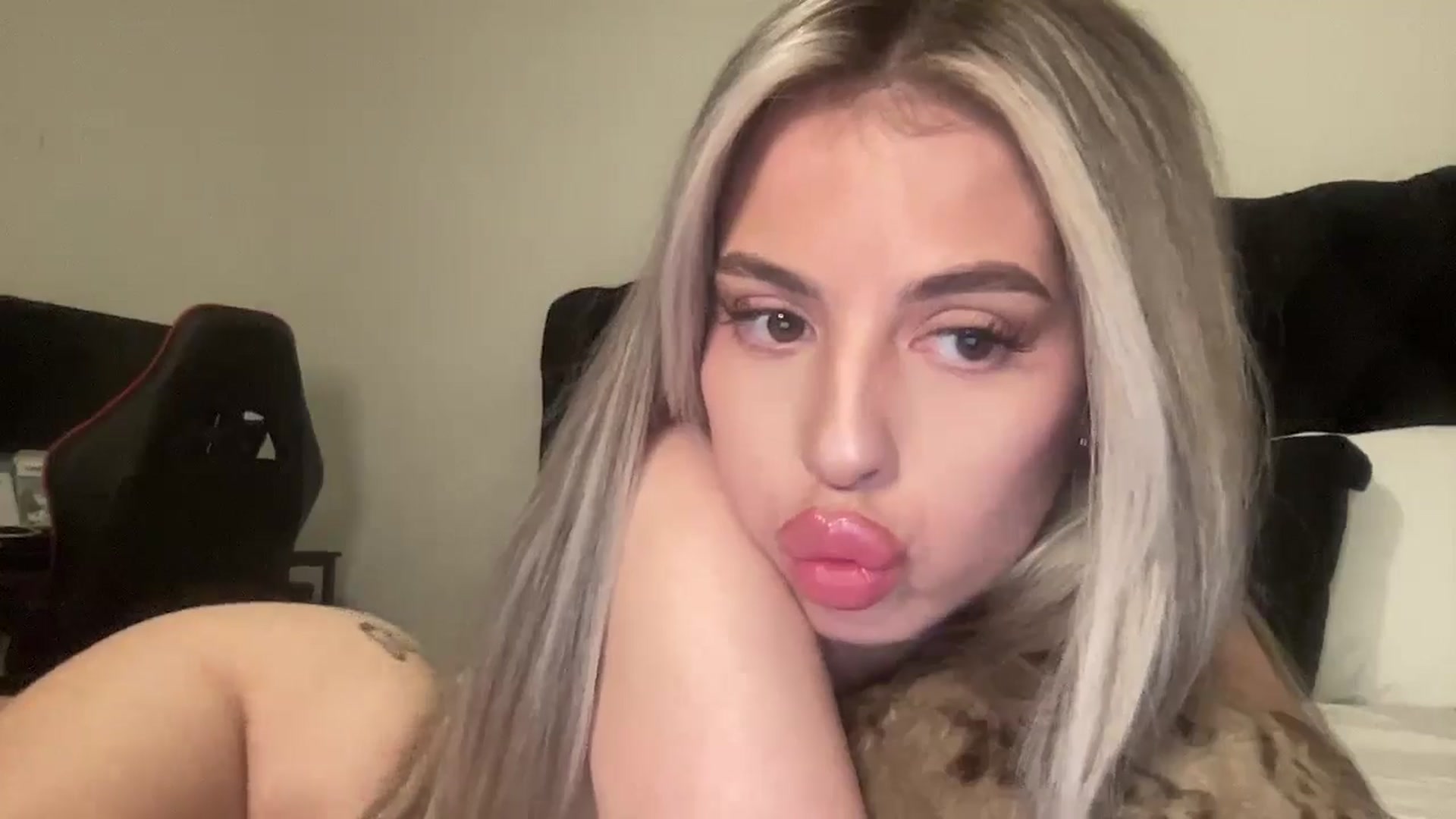 Gallery image thumbnail from aryaaxo's myfreecams stream on, 01/07/2025, 09:07 image 8 of 20
