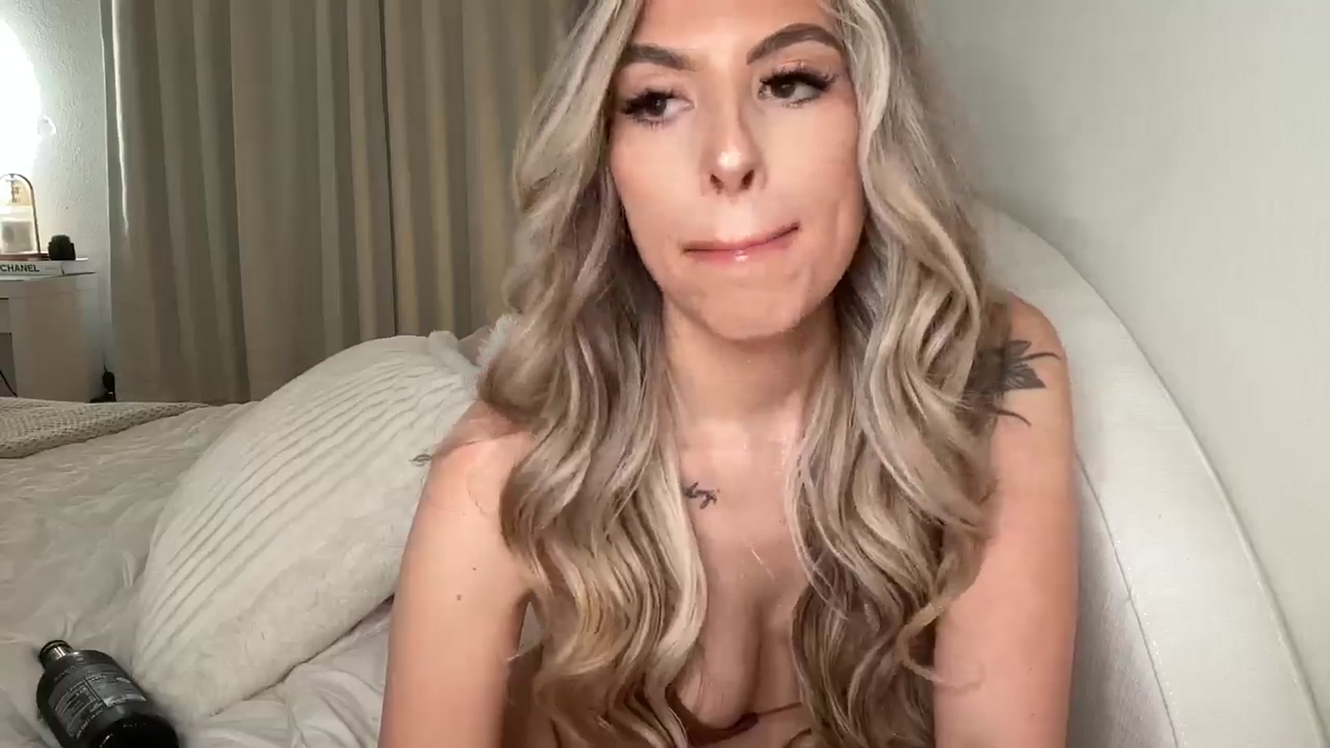 Gallery image thumbnail from aryaaxo's myfreecams stream on, 01/17/2025, 08:51 image 12 of 20
