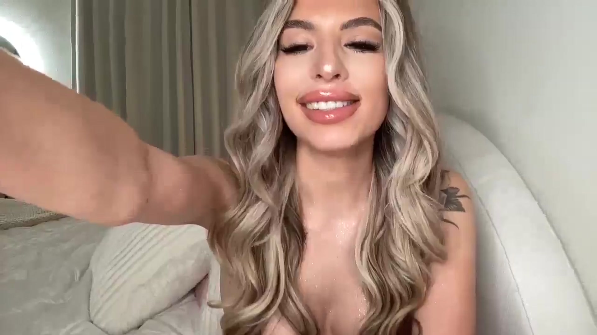 Gallery image thumbnail from aryaaxo's myfreecams stream on, 01/17/2025, 08:51 image 4 of 20