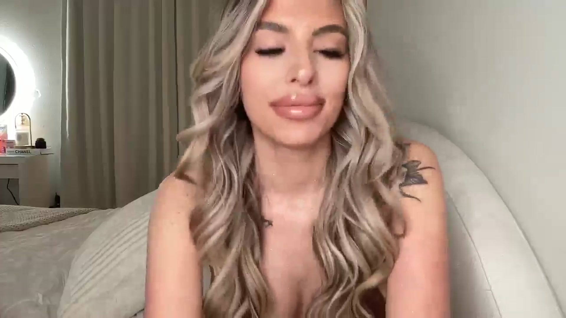 Gallery image thumbnail from aryaaxo's myfreecams stream on, 01/17/2025, 08:51 image 18 of 20