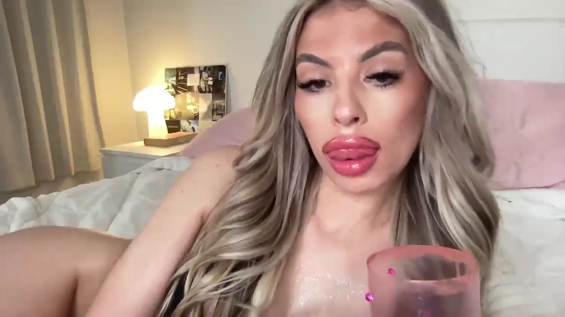 Gallery image thumbnail from aryaaxo's myfreecams stream on, 01/18/2025, 10:56 image 10 of 20