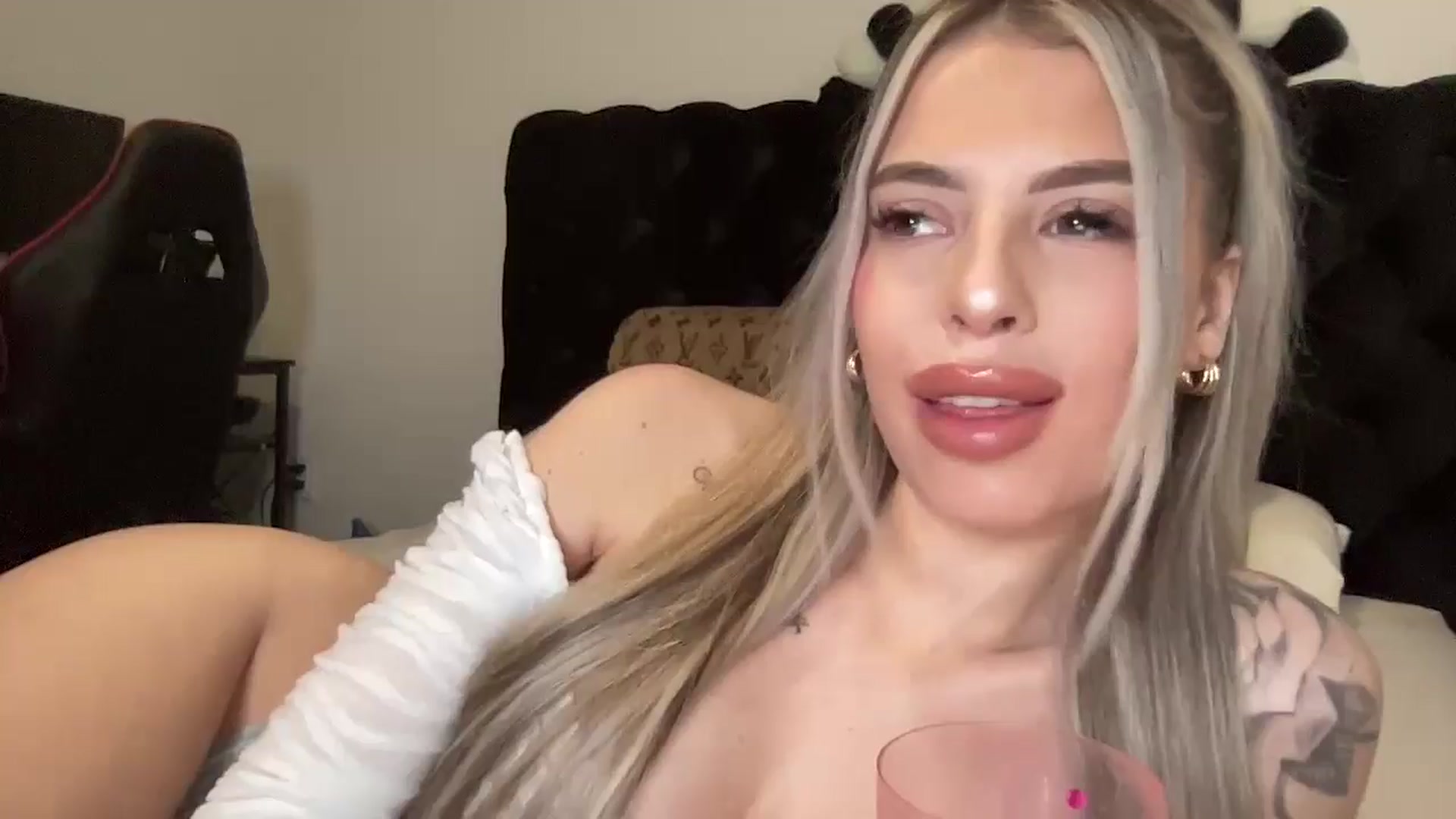 Gallery image thumbnail from aryaaxo's myfreecams stream on, 01/26/2025, 09:48 image 10 of 20