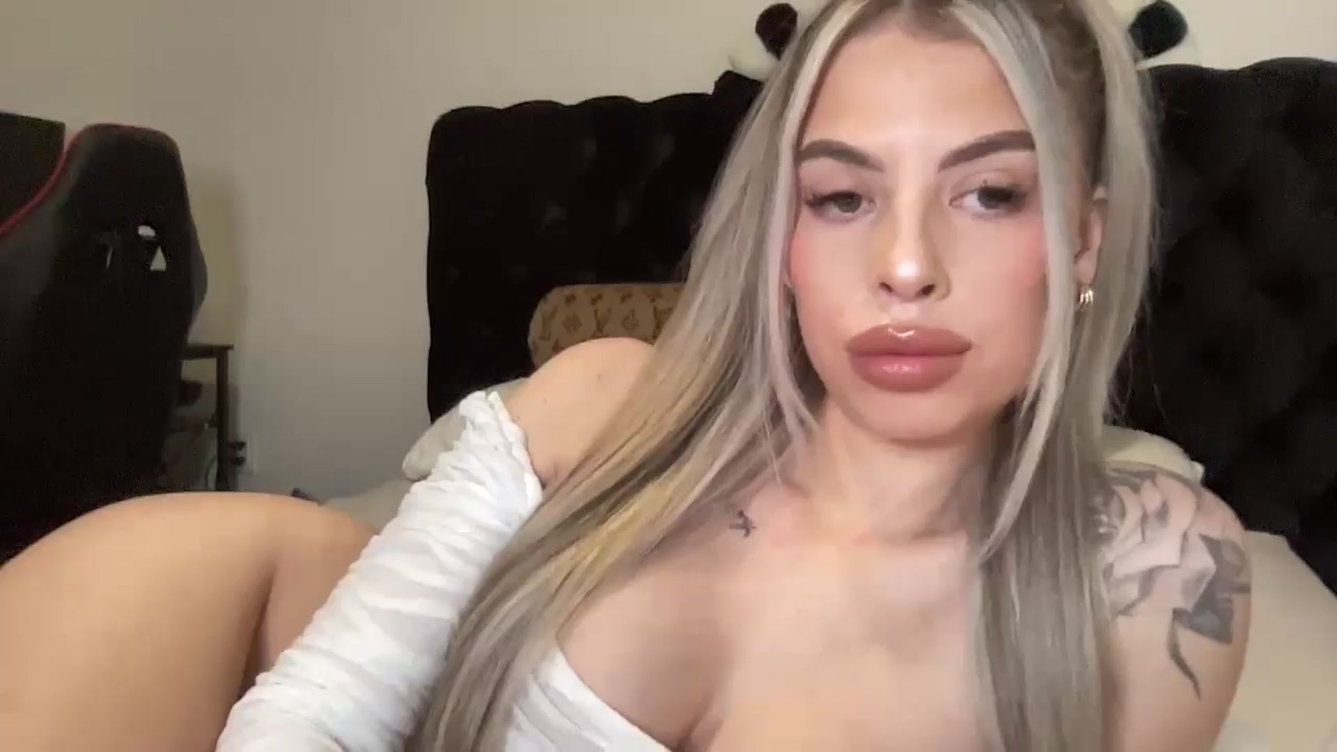 Gallery image thumbnail from aryaaxo's myfreecams stream on, 01/26/2025, 09:48 image 3 of 20