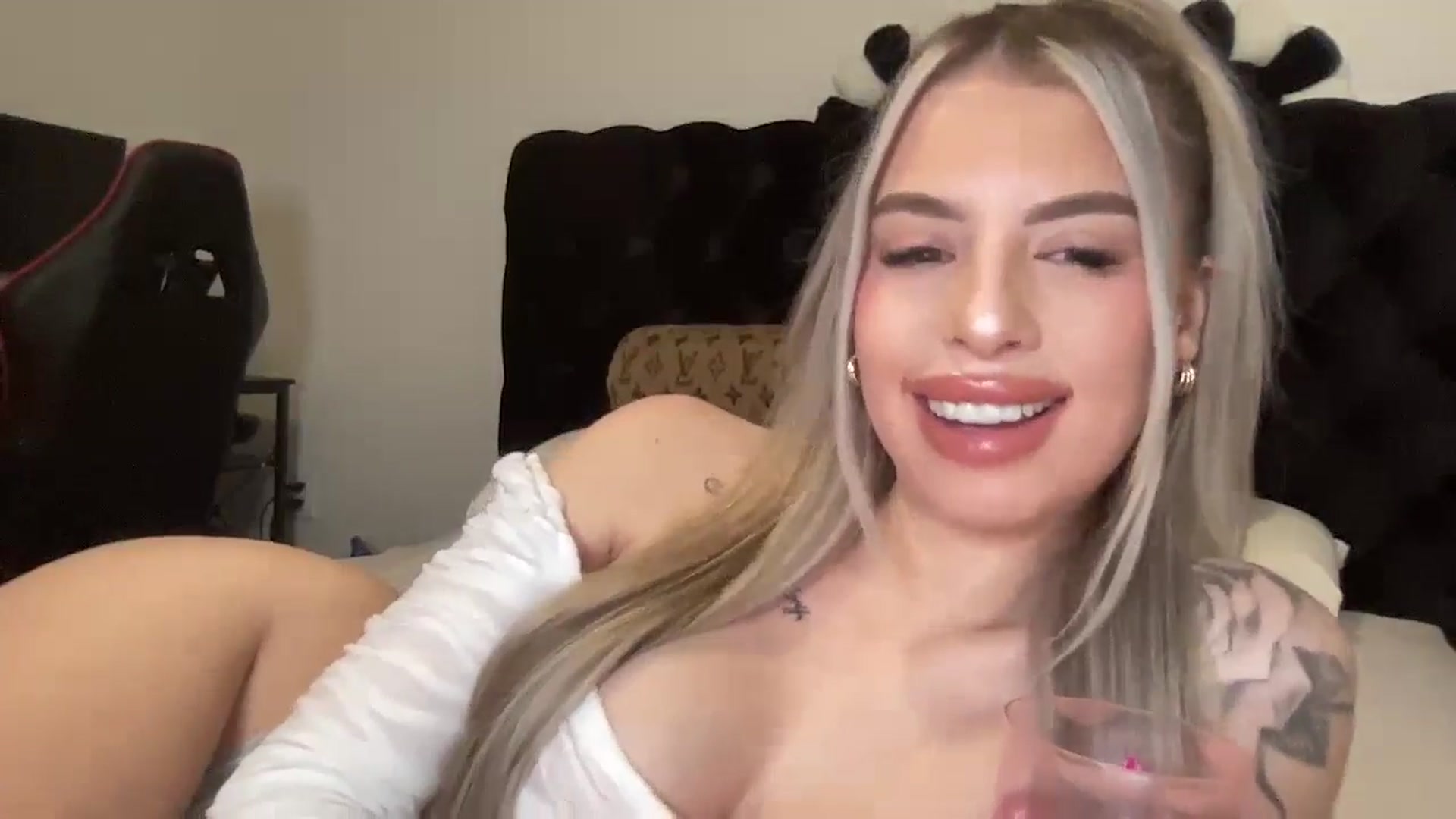 Gallery image thumbnail from aryaaxo's myfreecams stream on, 01/26/2025, 09:48 image 9 of 20