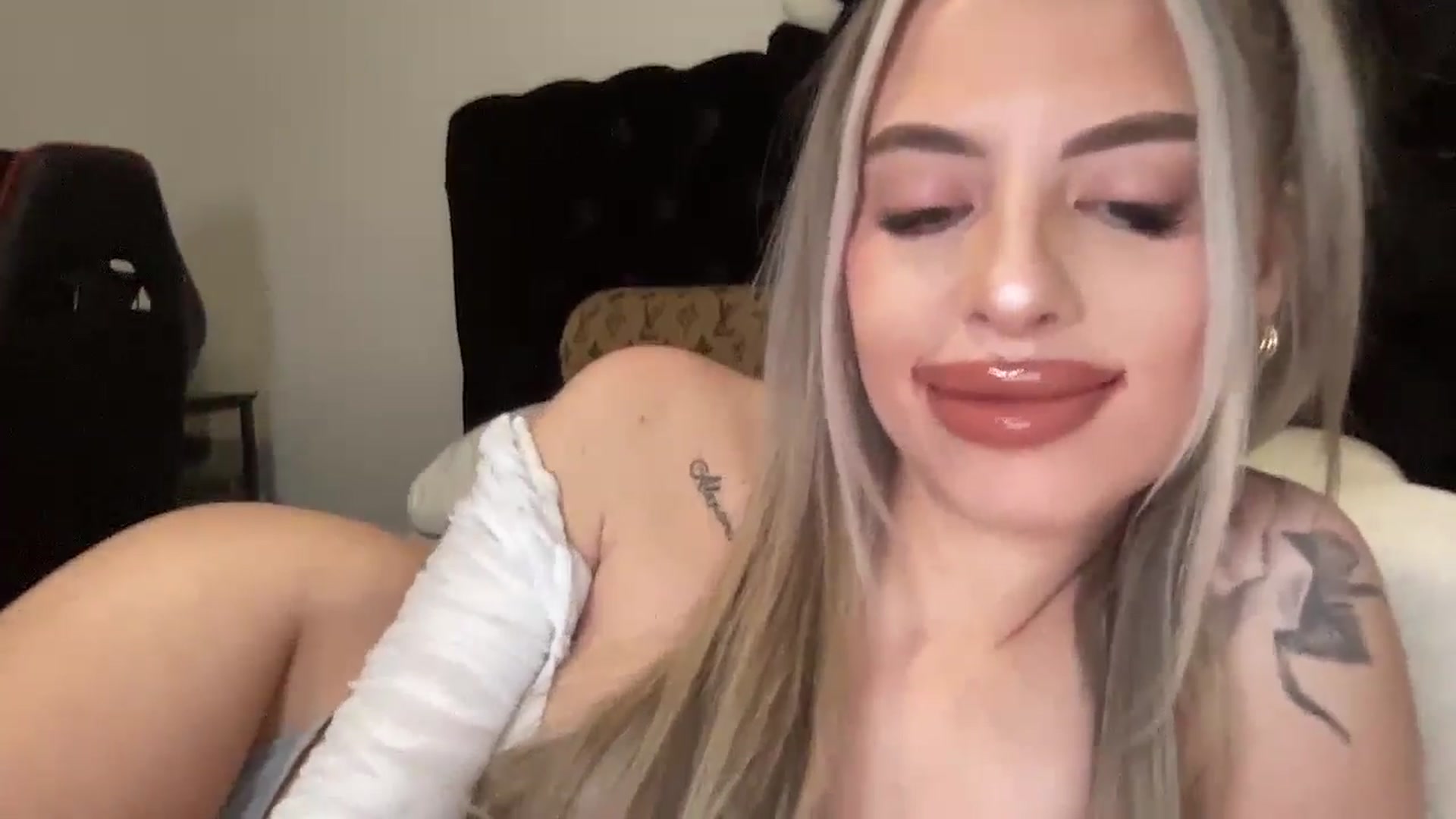 Gallery image thumbnail from aryaaxo's myfreecams stream on, 01/26/2025, 11:06 image 18 of 20