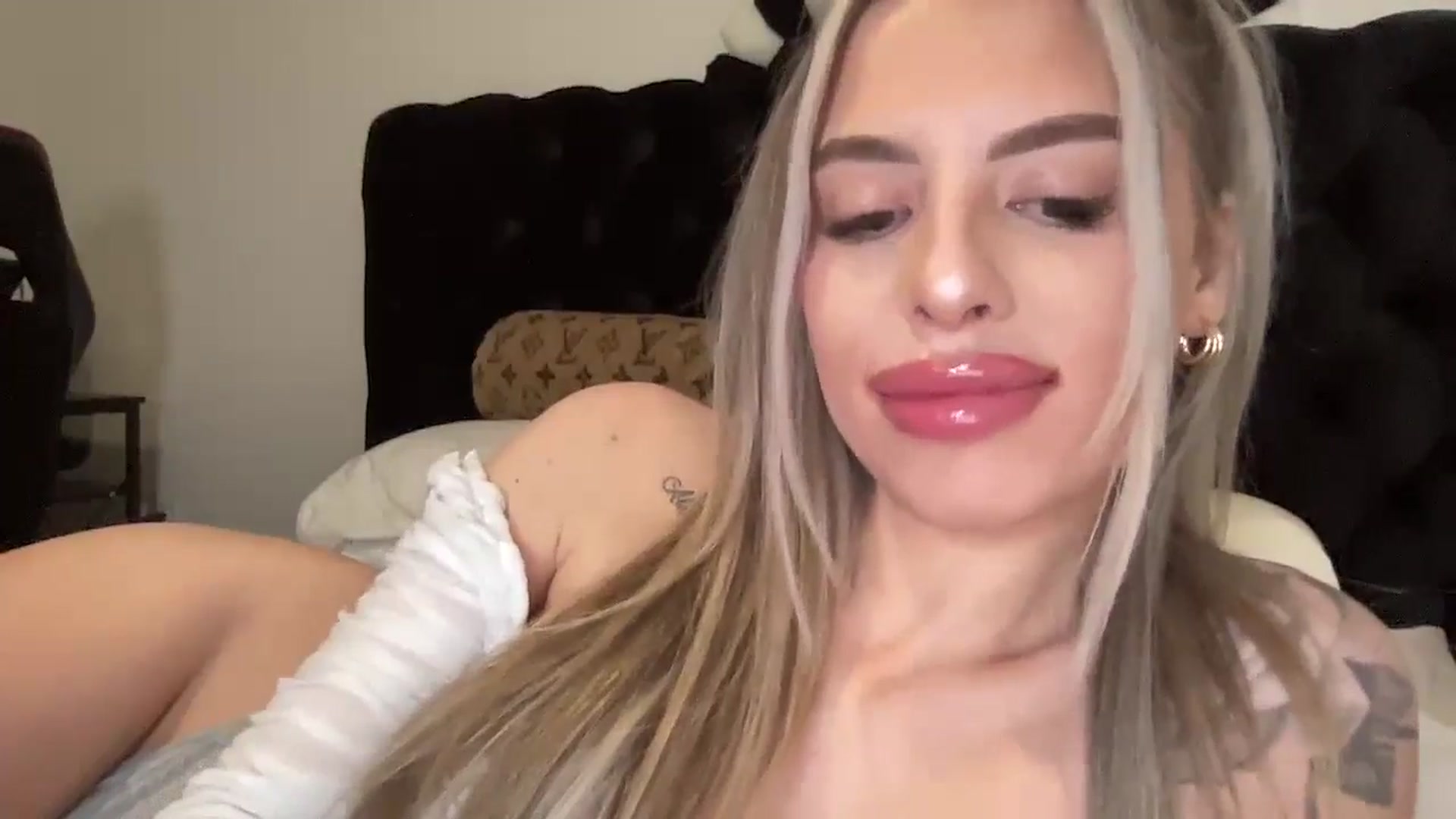 Gallery image thumbnail from aryaaxo's myfreecams stream on, 01/26/2025, 11:06 image 14 of 20