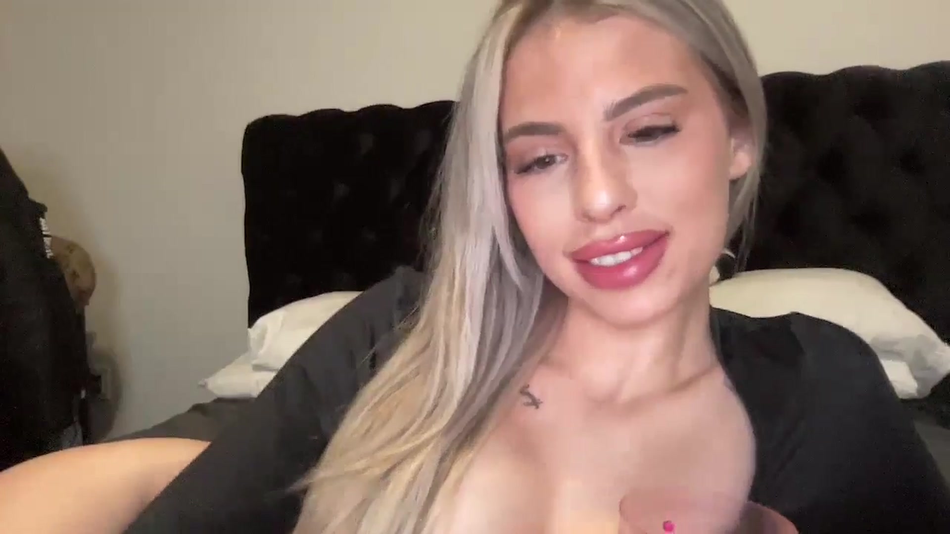 Gallery image thumbnail from aryaaxo's myfreecams stream on, 01/28/2025, 08:17 image 8 of 20