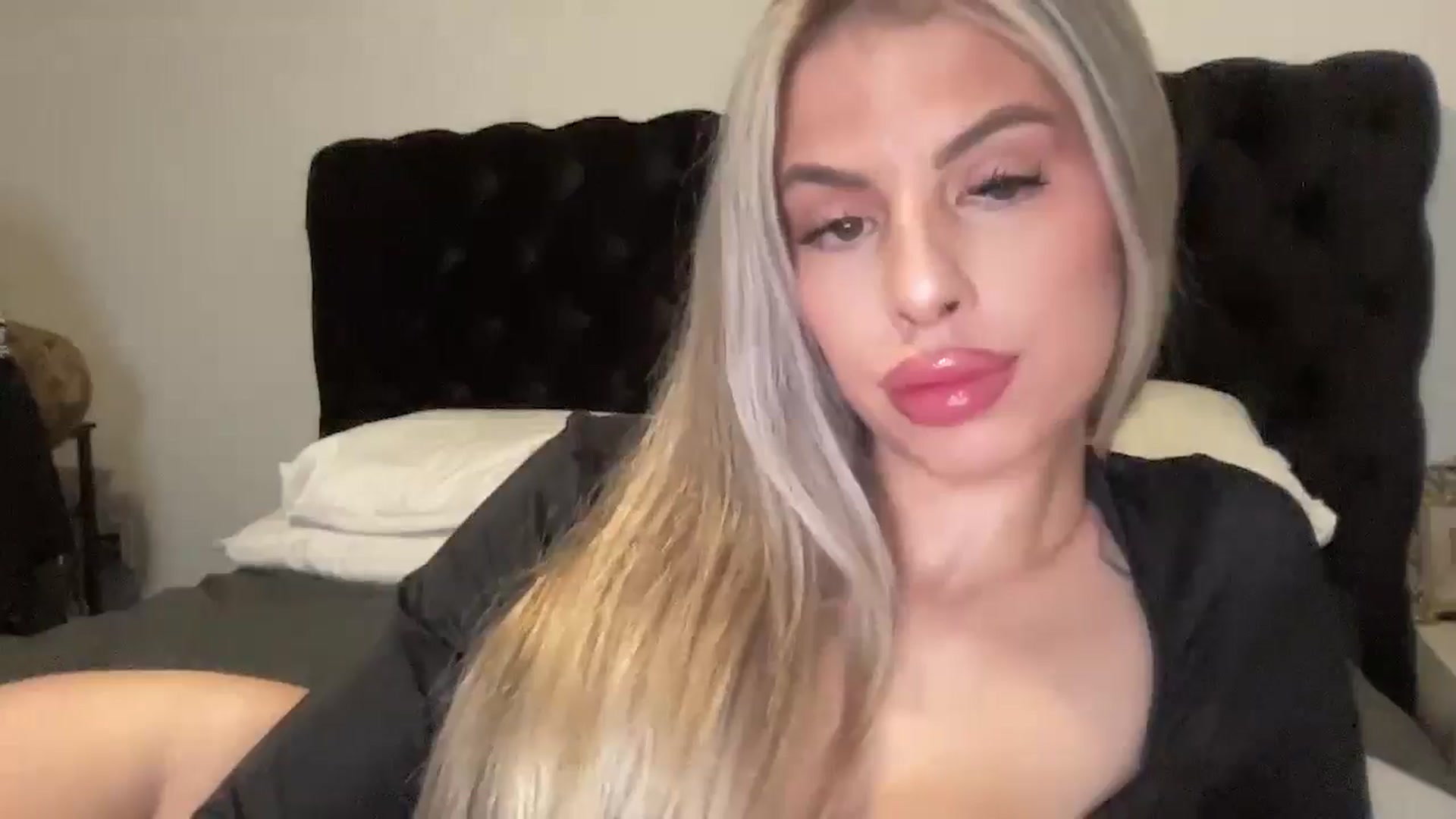 Gallery image thumbnail from aryaaxo's myfreecams stream on, 01/28/2025, 09:03 image 15 of 20