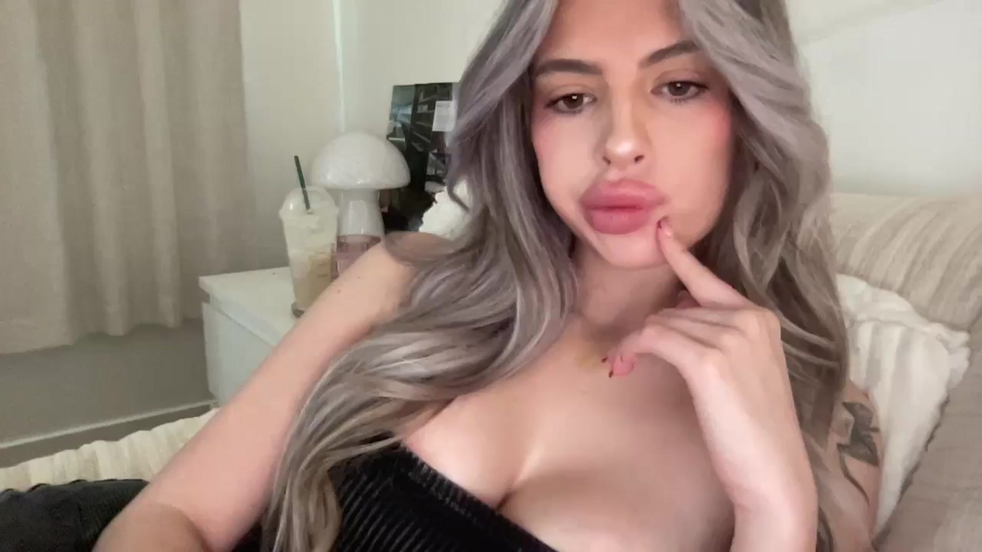 Gallery image thumbnail from aryaaxo's myfreecams stream on, 02/16/2025, 16:10 image 1 of 20