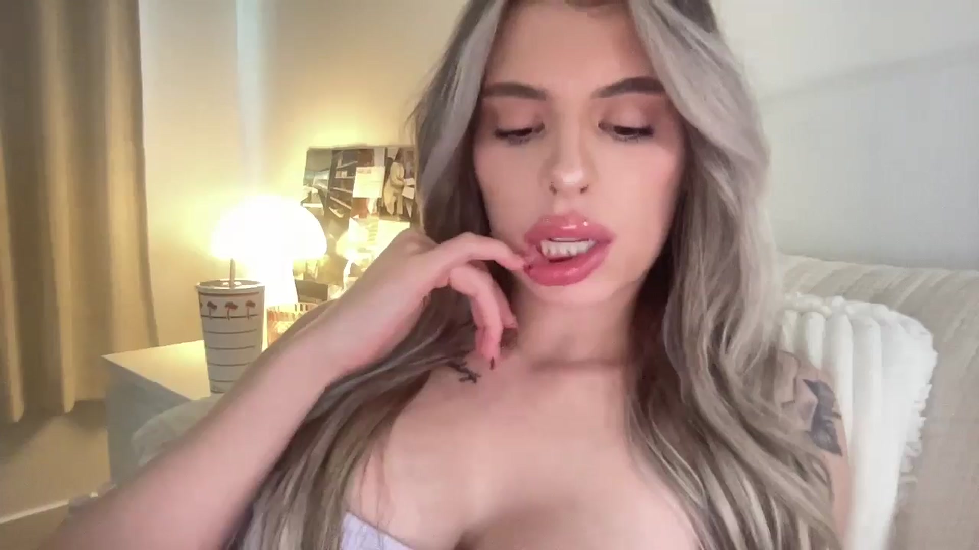 Gallery image thumbnail from aryaaxo's myfreecams stream on, 02/19/2025, 20:12 image 7 of 20