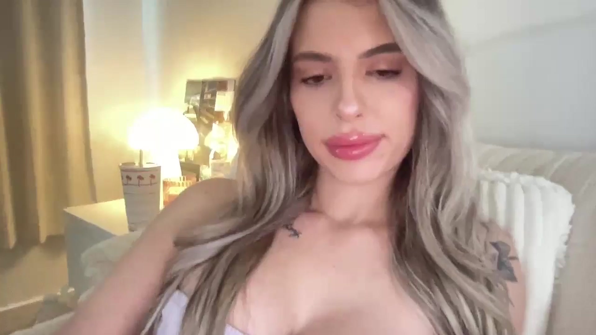 Gallery image thumbnail from aryaaxo's myfreecams stream on, 02/19/2025, 20:12 image 8 of 20
