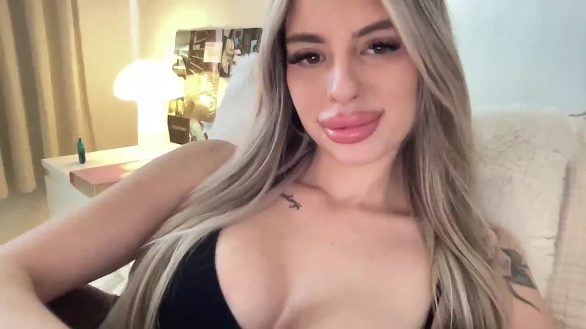 Gallery image thumbnail from aryaaxo's myfreecams stream on, 03/17/2025, 21:13 image 5 of 20