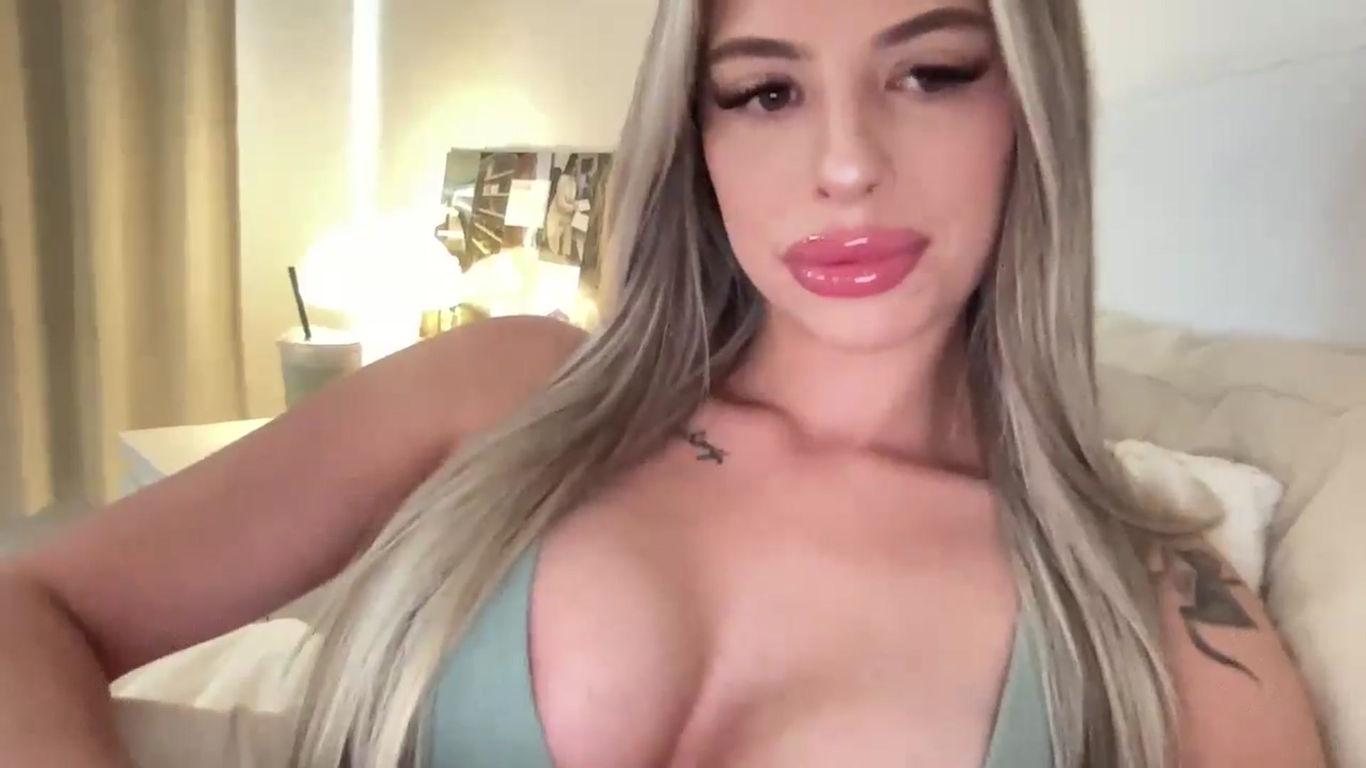 Gallery image thumbnail from aryaaxo's myfreecams stream on, 04/15/2025, 17:58 image 15 of 20
