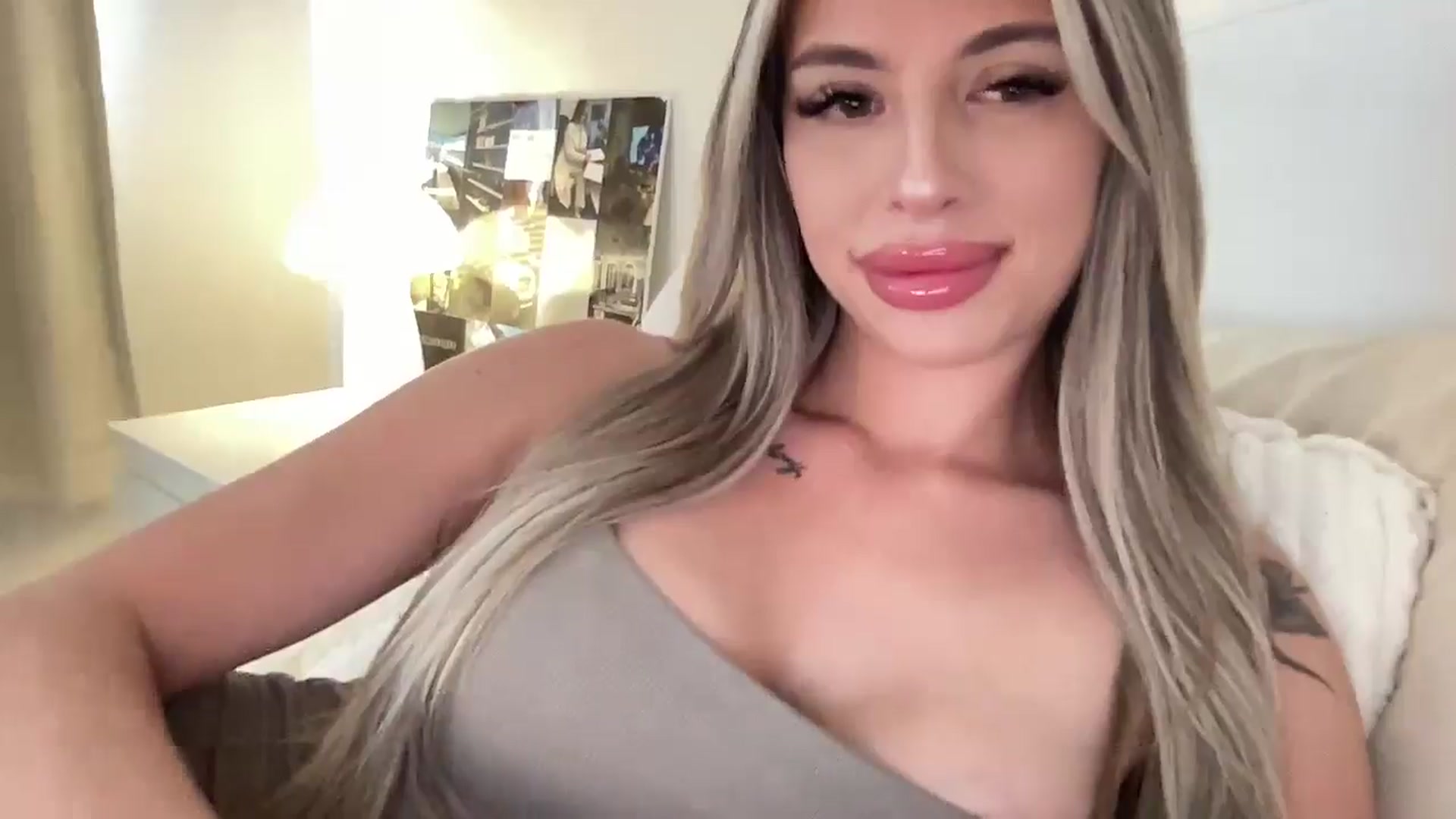 Gallery image thumbnail from aryaaxo's myfreecams stream on, 04/21/2025, 18:29 image 13 of 20