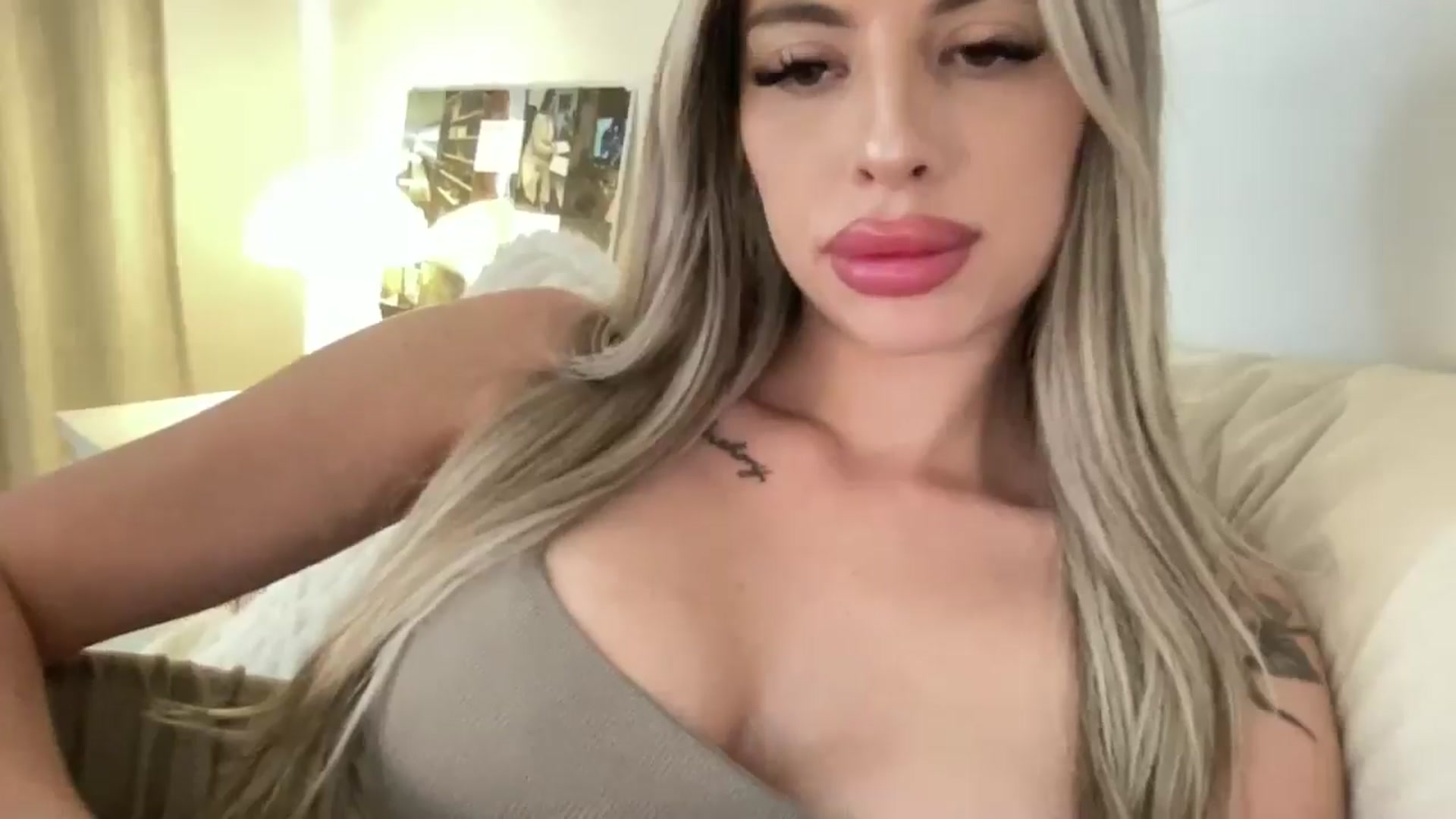 Gallery image thumbnail from aryaaxo's myfreecams stream on, 04/21/2025, 19:32 image 14 of 20