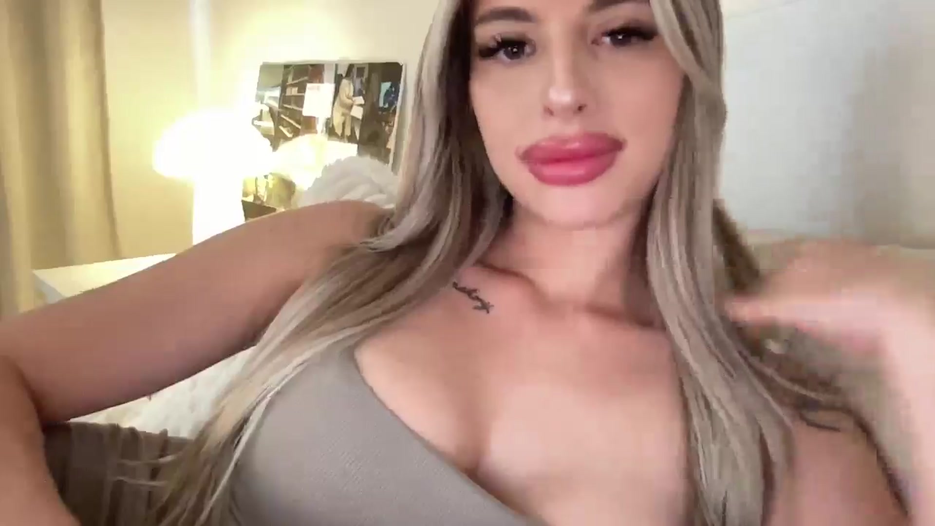 Gallery image thumbnail from aryaaxo's myfreecams stream on, 04/21/2025, 19:32 image 16 of 20