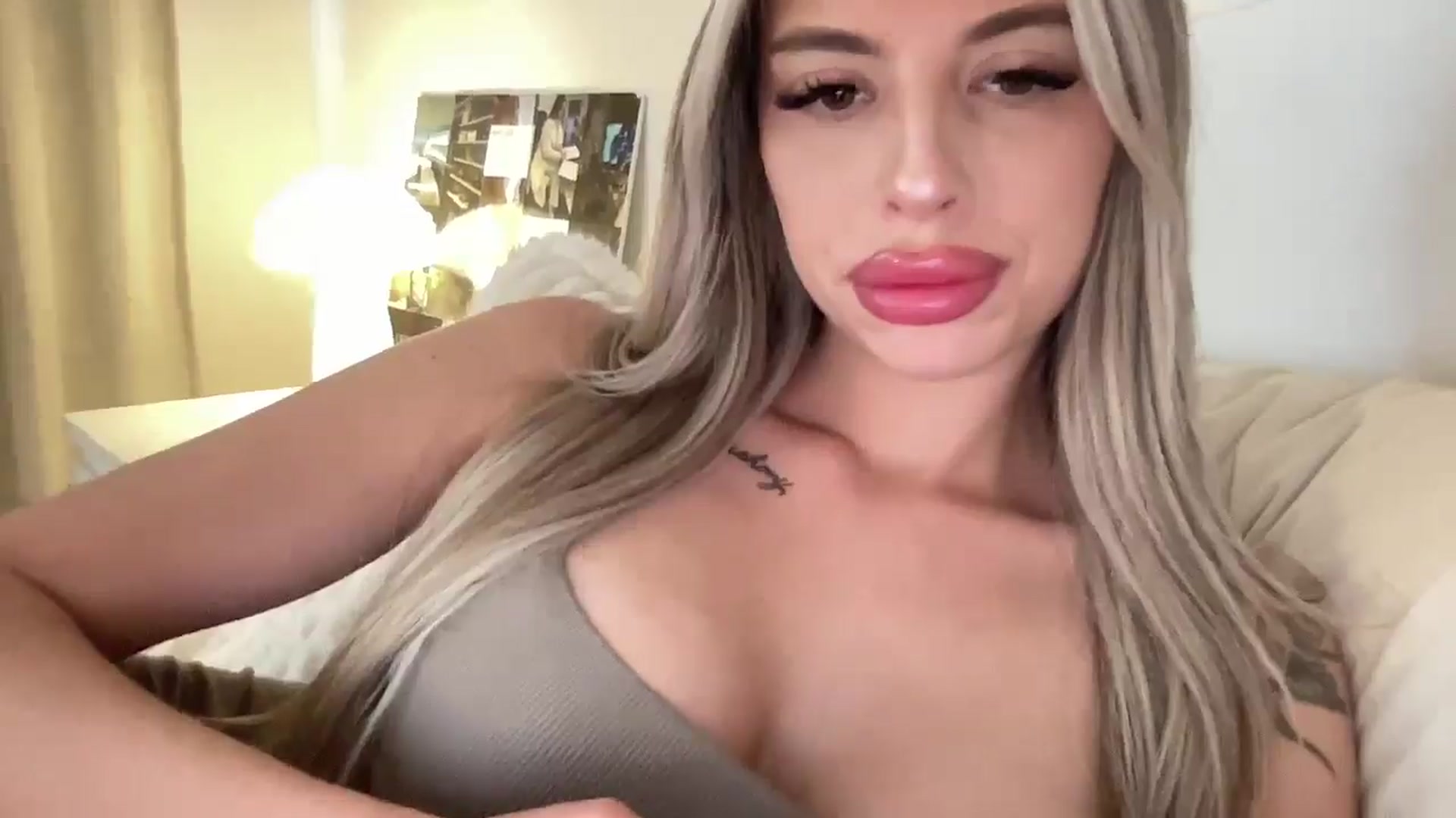 Gallery image thumbnail from aryaaxo's myfreecams stream on, 04/21/2025, 19:32 image 15 of 20