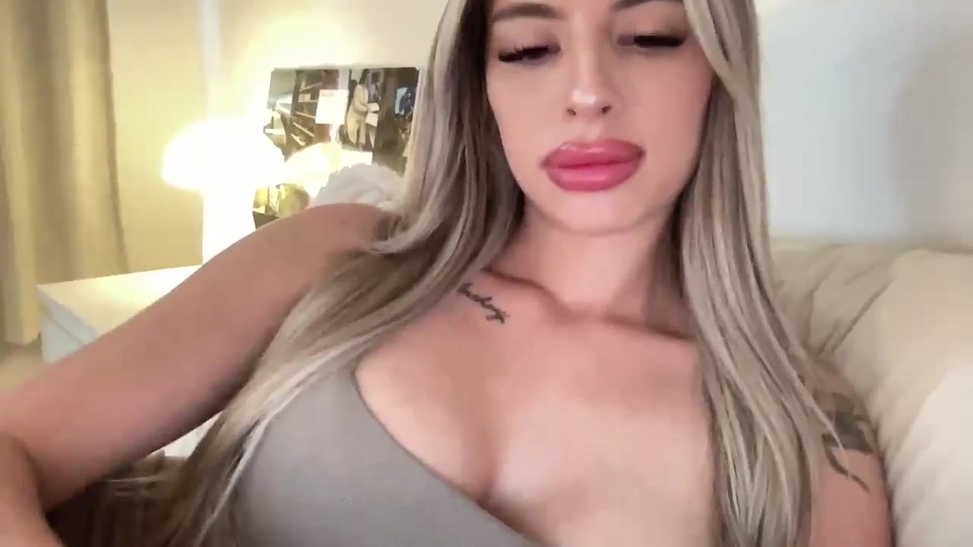 Gallery image thumbnail from aryaaxo's myfreecams stream on, 04/21/2025, 19:32 image 13 of 20