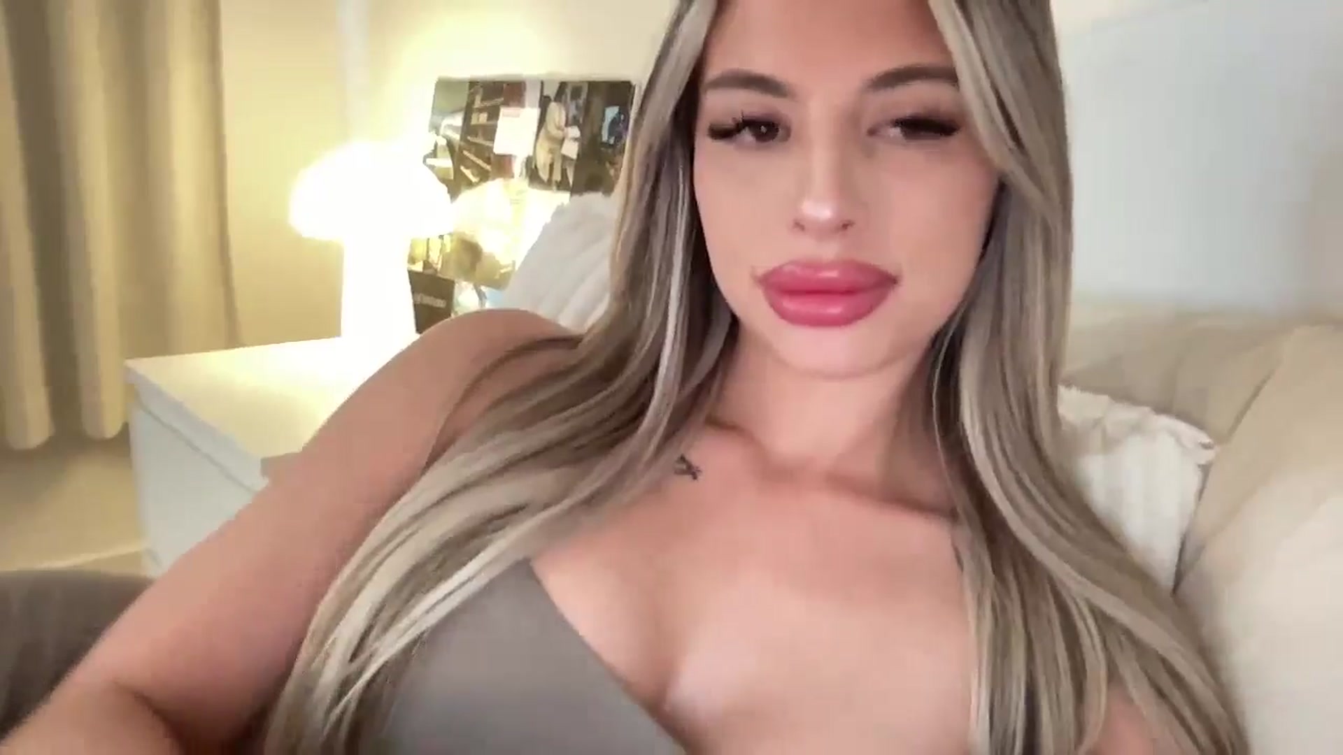 Gallery image thumbnail from aryaaxo's myfreecams stream on, 04/21/2025, 19:32 image 2 of 20