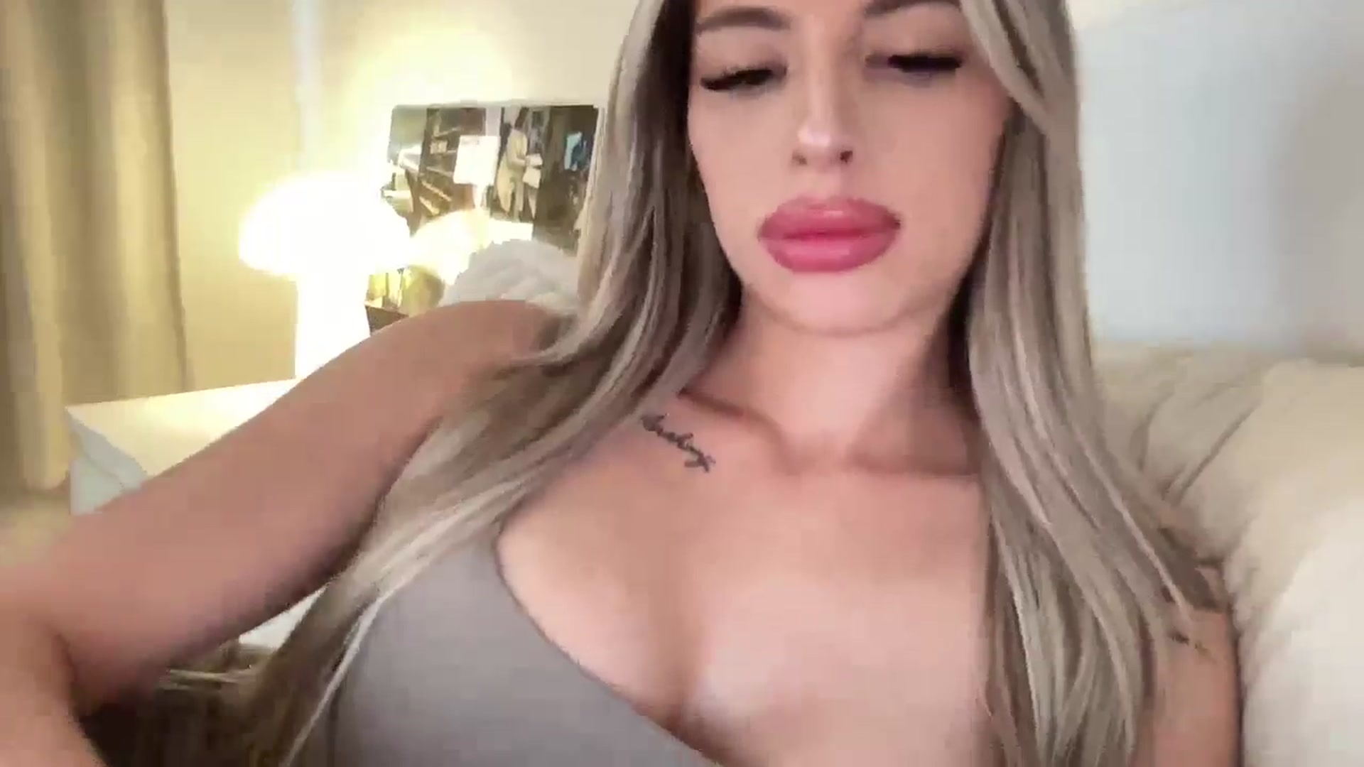 Gallery image thumbnail from aryaaxo's myfreecams stream on, 04/21/2025, 19:32 image 12 of 20
