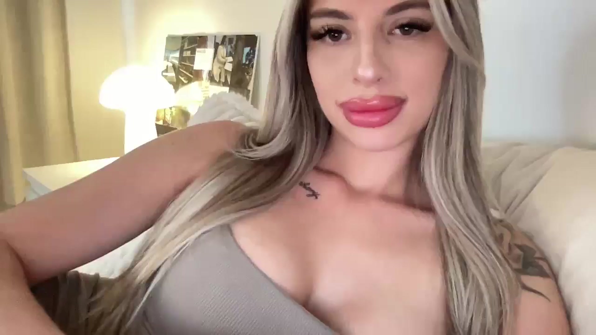Gallery image thumbnail from aryaaxo's myfreecams stream on, 04/21/2025, 19:32 image 17 of 20