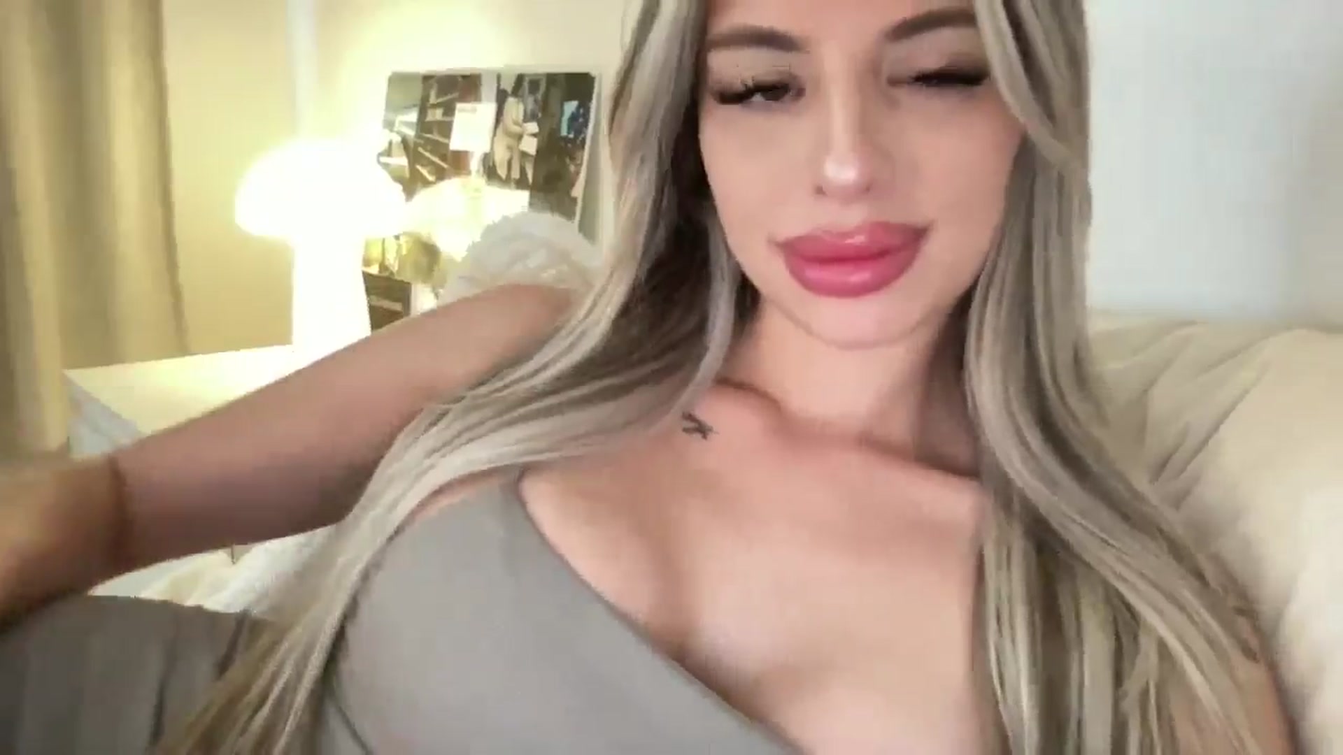 Gallery image thumbnail from aryaaxo's myfreecams stream on, 04/21/2025, 19:32 image 20 of 20