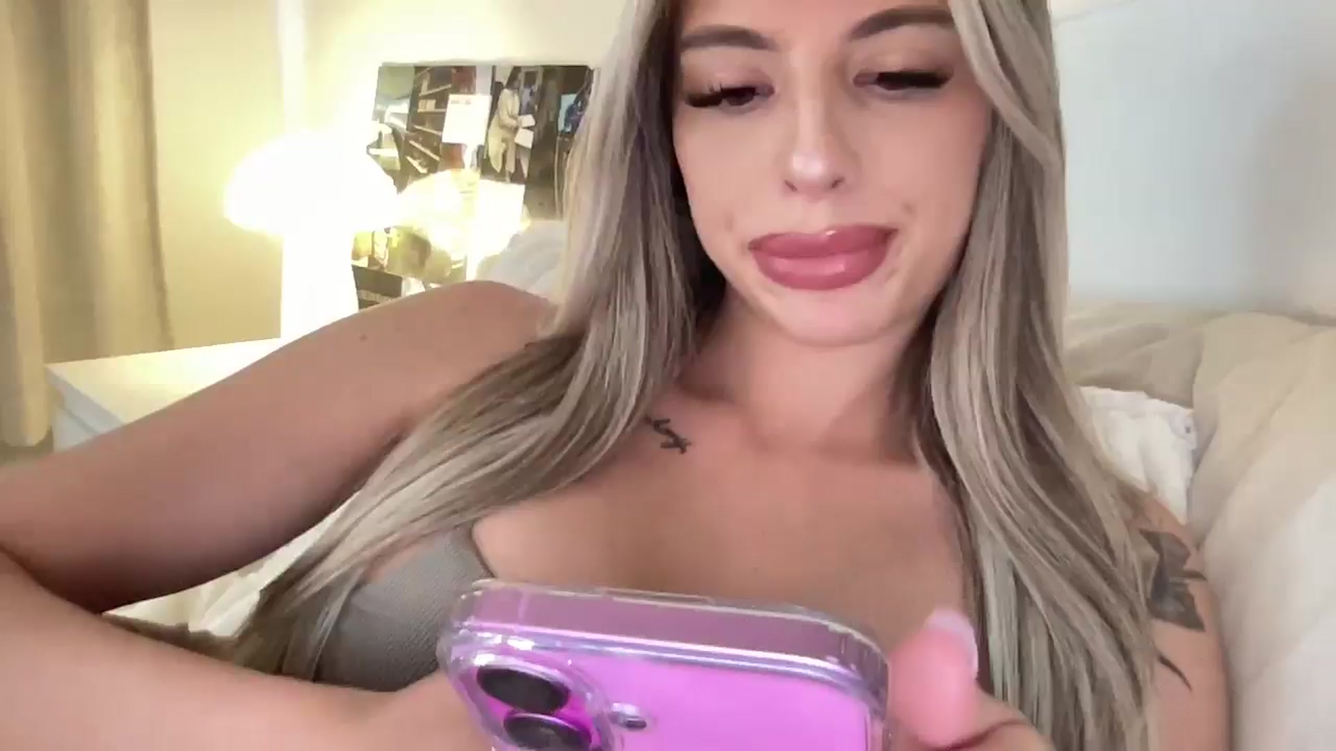 Gallery image thumbnail from aryaaxo's myfreecams stream on, 04/21/2025, 20:01 image 1 of 20