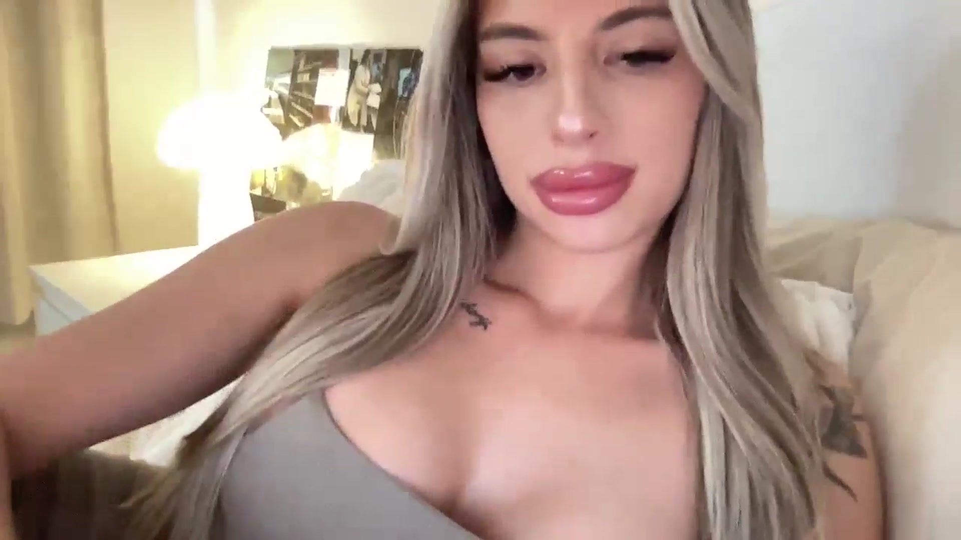 Gallery image thumbnail from aryaaxo's myfreecams stream on, 04/21/2025, 20:01 image 2 of 20