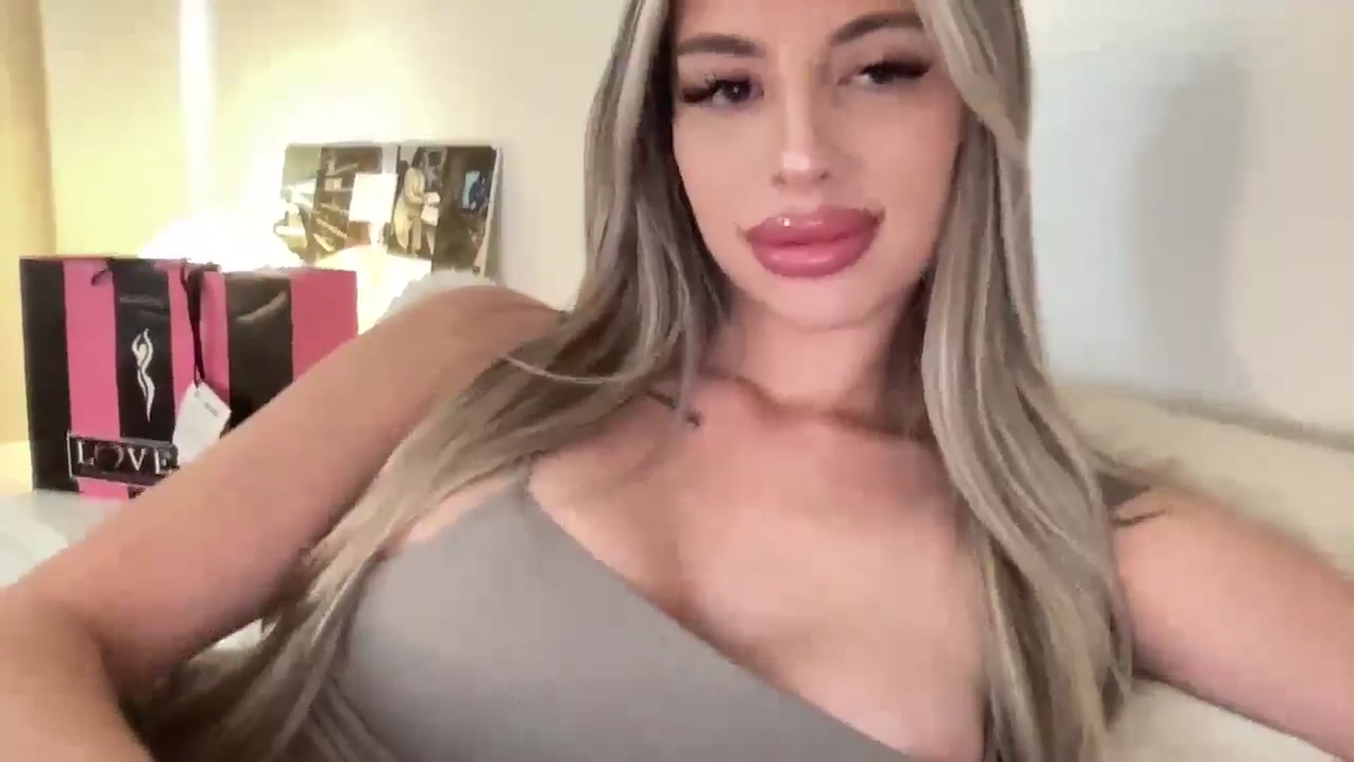 Gallery image thumbnail from aryaaxo's myfreecams stream on, 04/21/2025, 20:01 image 18 of 20